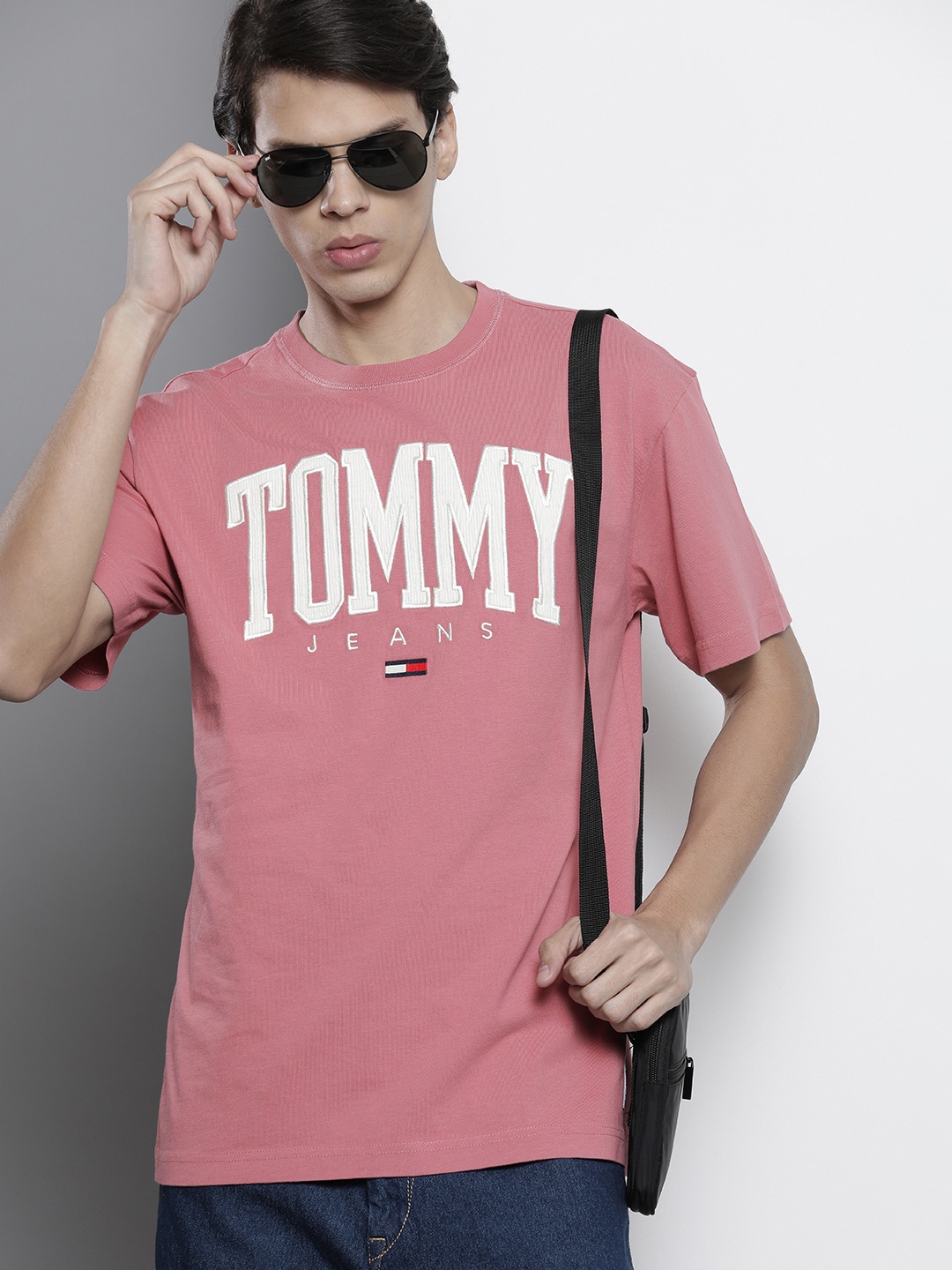 Tommy Hilfiger Men Pink Brand Logo Embroidered Drop-Shoulder Sleeves Pure Cotton T-shirt
Tommy Hilfiger Men Pink Brand Logo Embroidered Drop-Shoulder Sleeves Pure Cotton T-shirt