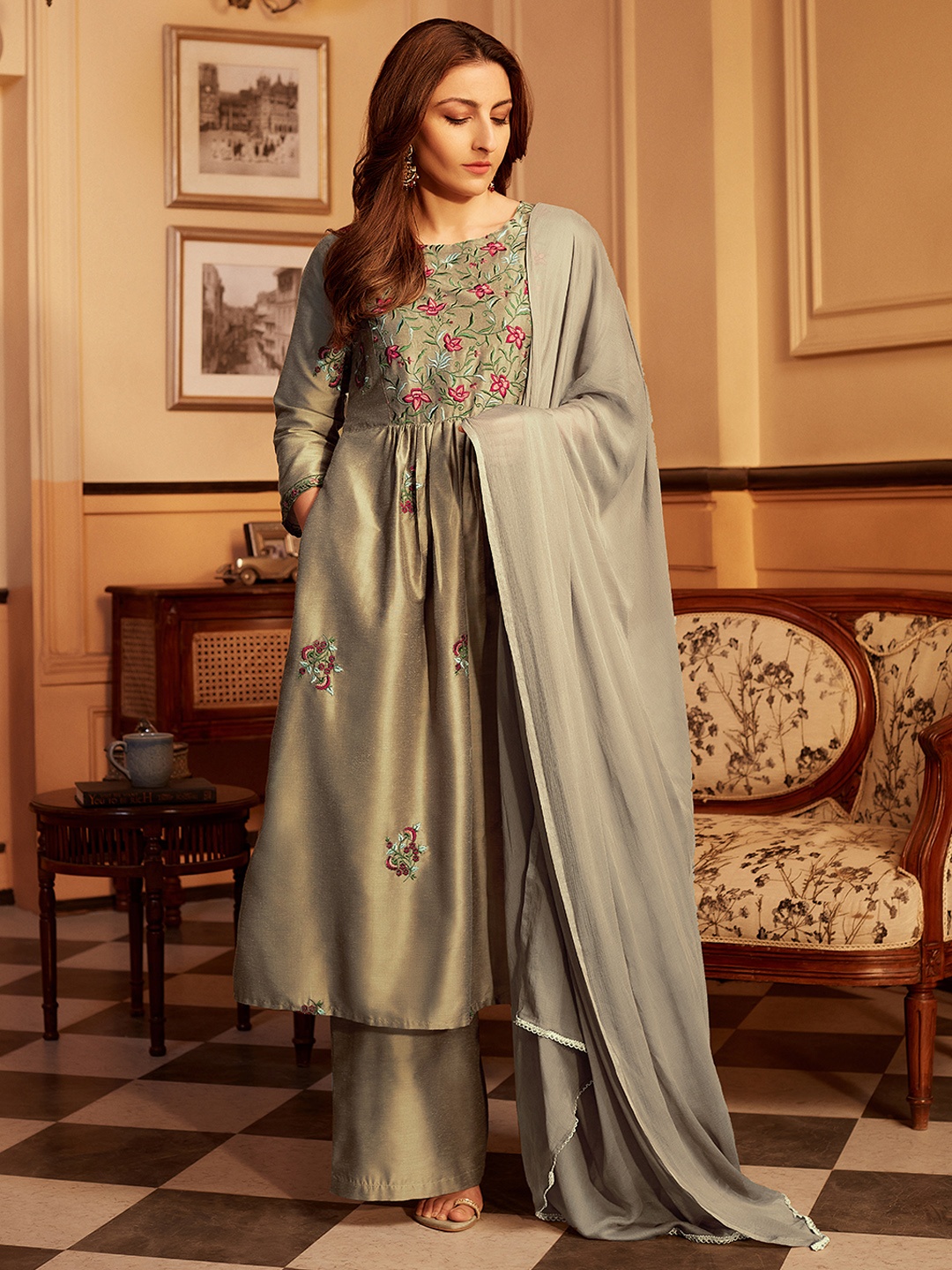 House of Pataudi Women Beige Ethnic Motifs Embroidered Jashn Kurta with Palazzos & Dupatta
House of Pataudi Women Beige Ethnic Motifs Embroidered Jashn Kurta with Palazzos & Dupatta