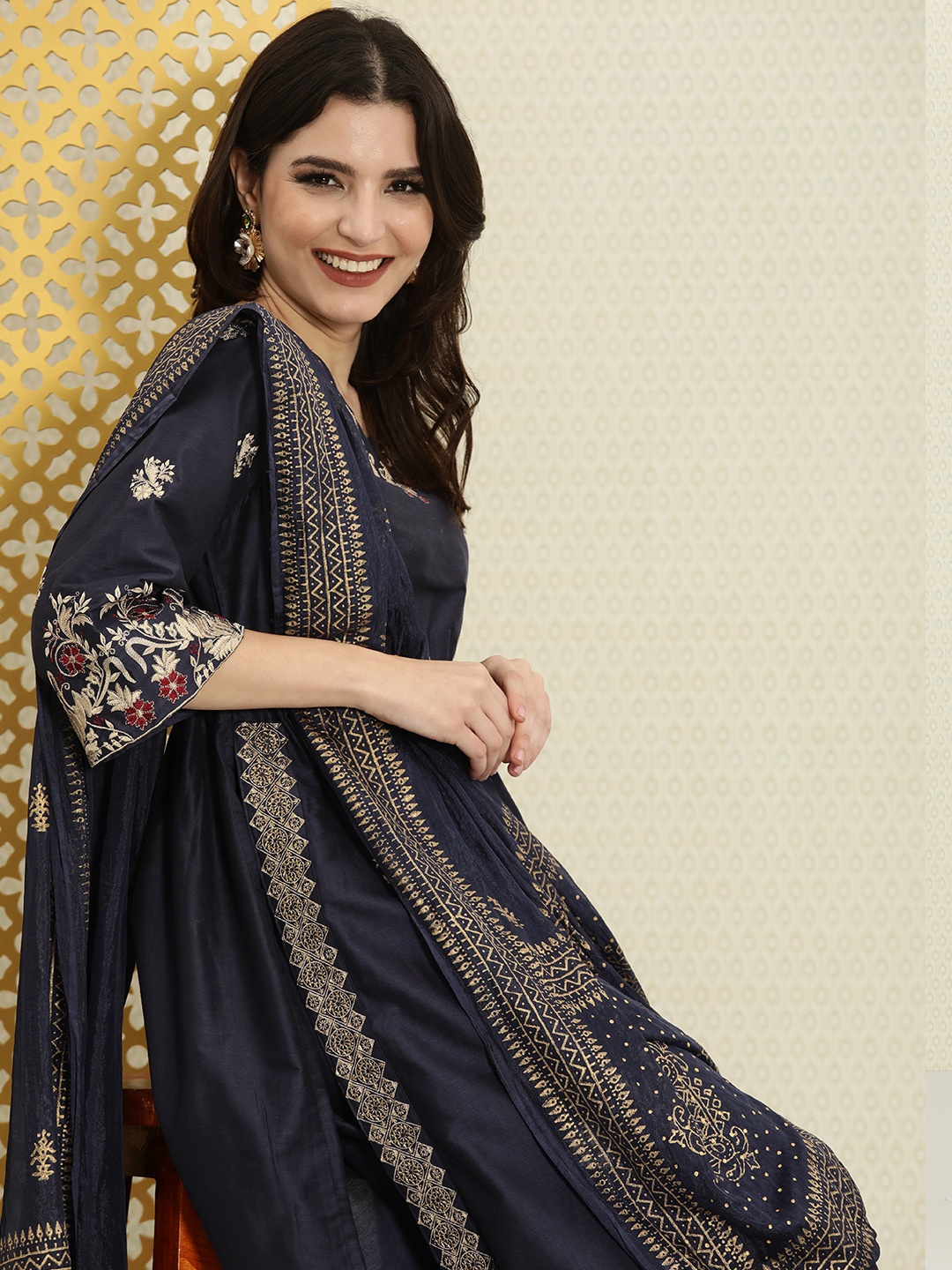 House of Pataudi Women Navy Blue Ethnic Embroidered Jashn Kurta with Palazzos & Dupatta
House of Pataudi Women Navy Blue Ethnic Embroidered Jashn Kurta with Palazzos & Dupatta
