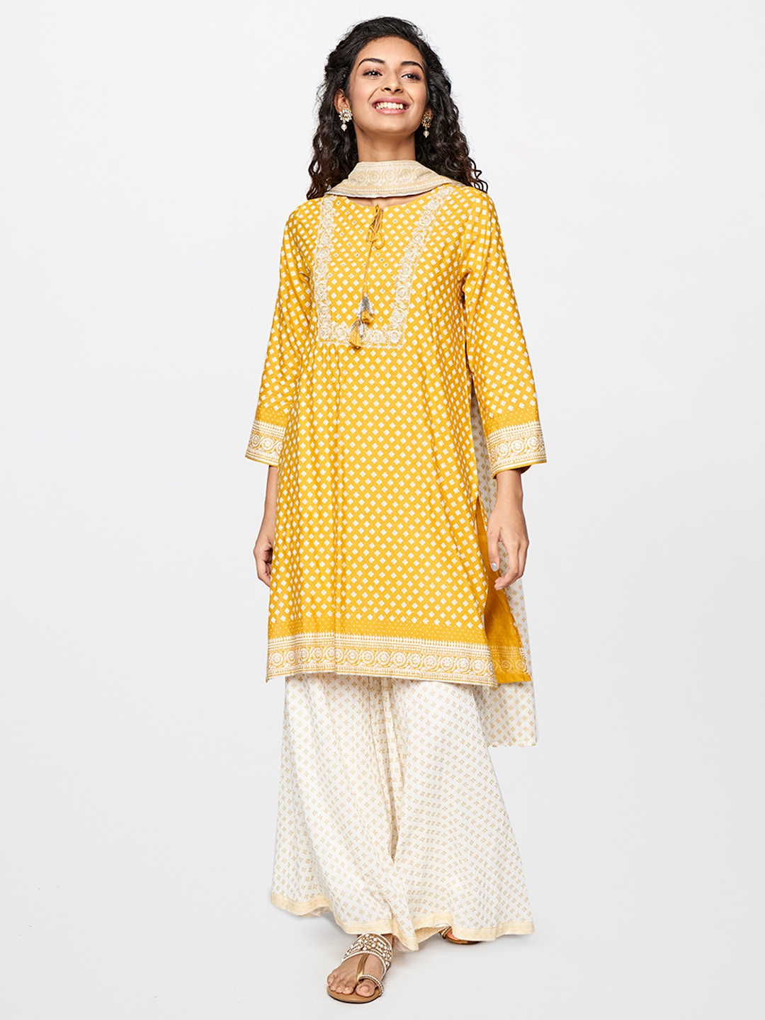 Global Desi Women Mustard Yellow & Gold-Toned Foil Printed Kurta with Palazzos & Dupatta
Global Desi Women Mustard Yellow & Gold-Toned Foil Printed Kurta with Palazzos & Dupatta