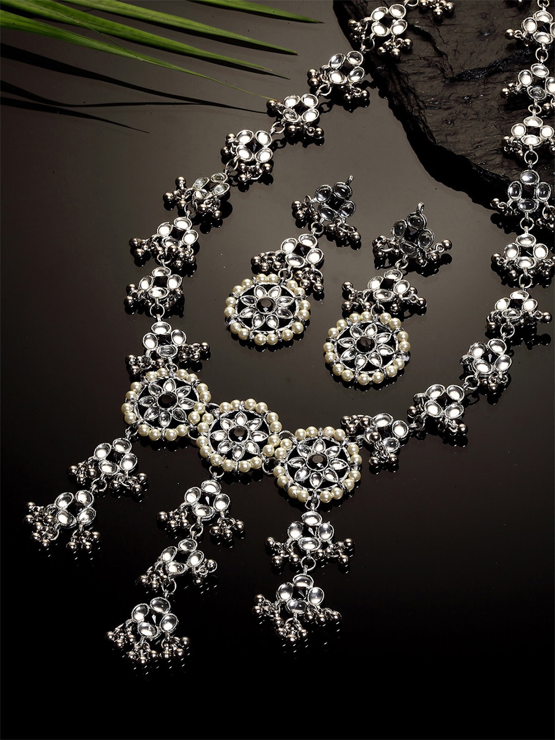 KARATCART Oxidised Silver-Toned & Black Kundan-Studded & Beaded Tribal Jewellery Set
KARATCART Oxidised Silver-Toned & Black Kundan-Studded & Beaded Tribal Jewellery Set