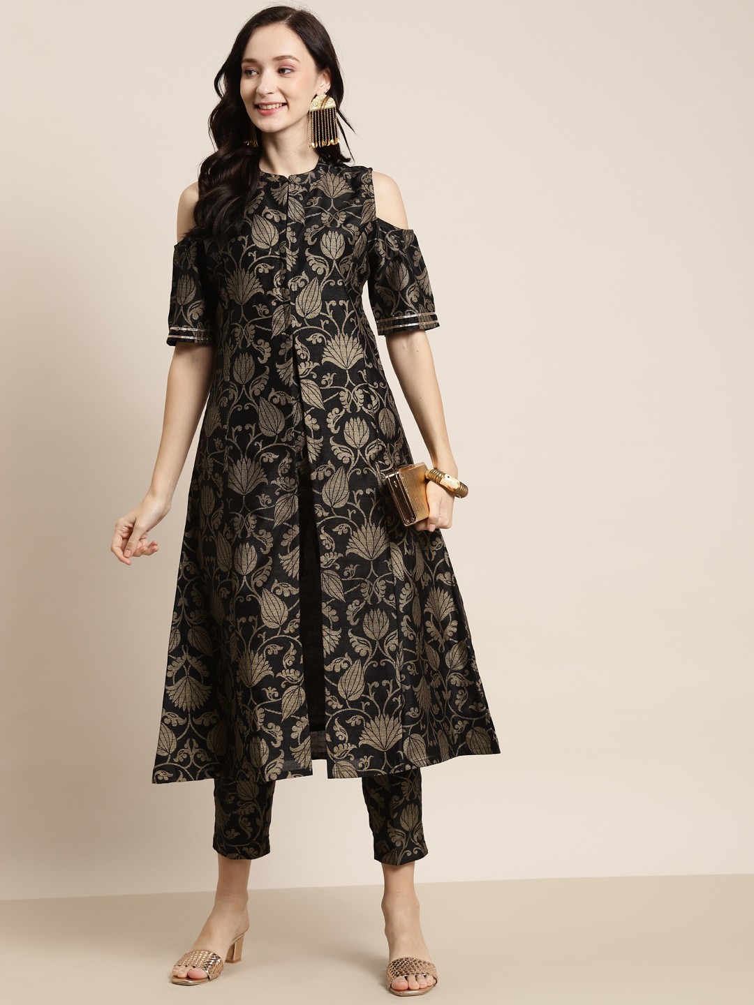 Shae by SASSAFRAS Women Black & Gold-Toned Floral Printed Cold-Shoulder Sleeves Kurta
Shae by SASSAFRAS Women Black & Gold-Toned Floral Printed Cold-Shoulder Sleeves Kurta