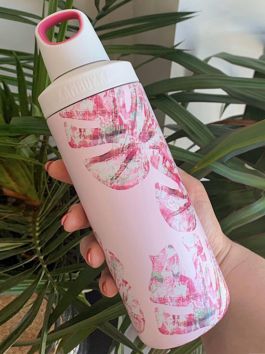 Kambukka Pink & Green Monstera Leaves Printed Stainless Steel Reno Water Bottle 500ml
Kambukka Pink & Green Monstera Leaves Printed Stainless Steel Reno Water Bottle 500ml