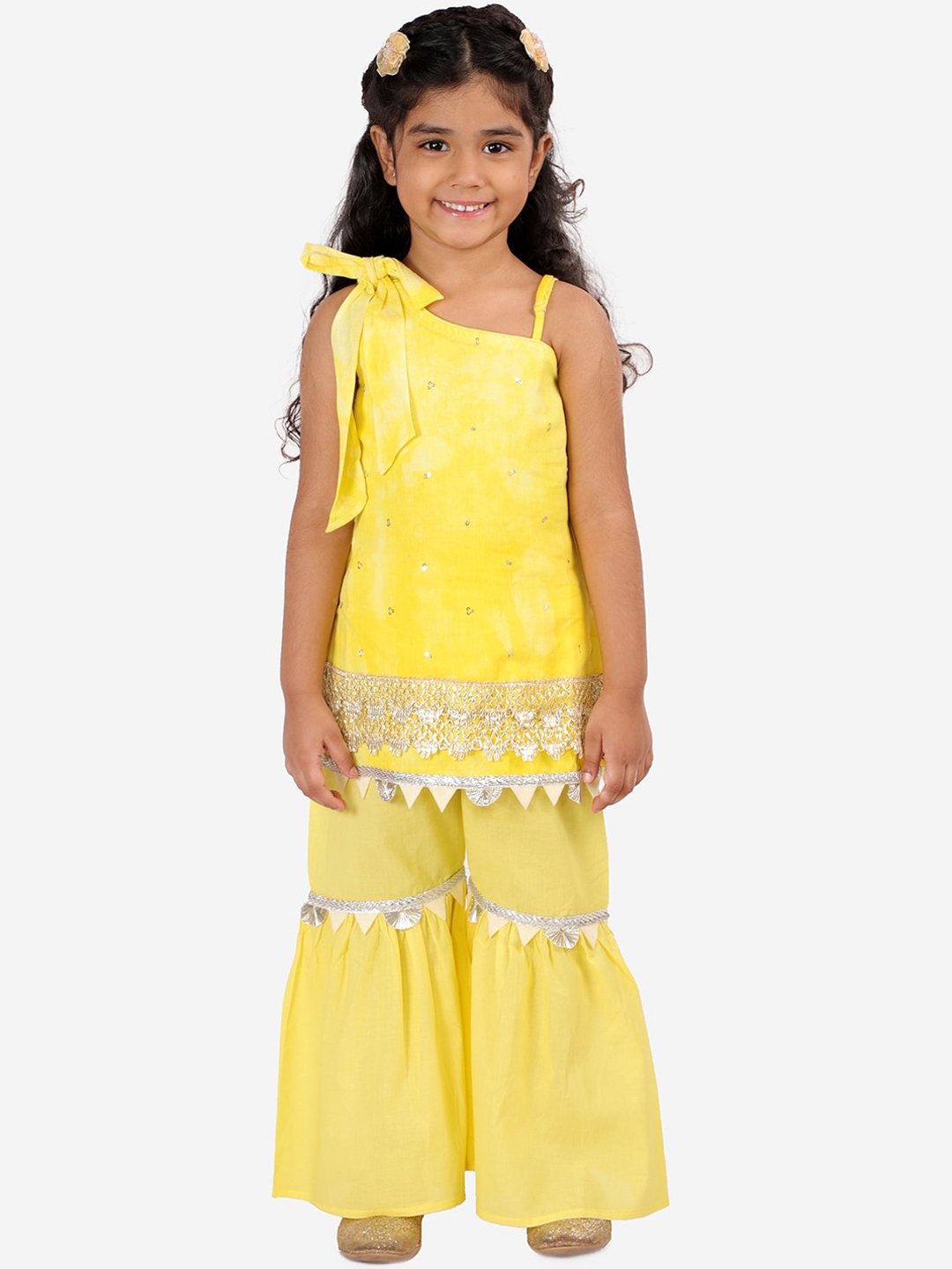 LIL DRAMA Girls Yellow Ethnic Motifs Embroidered Regular Sequinned Pure Cotton Kurti with Sharara
LIL DRAMA Girls Yellow Ethnic Motifs Embroidered Regular Sequinned Pure Cotton Kurti with Sharara