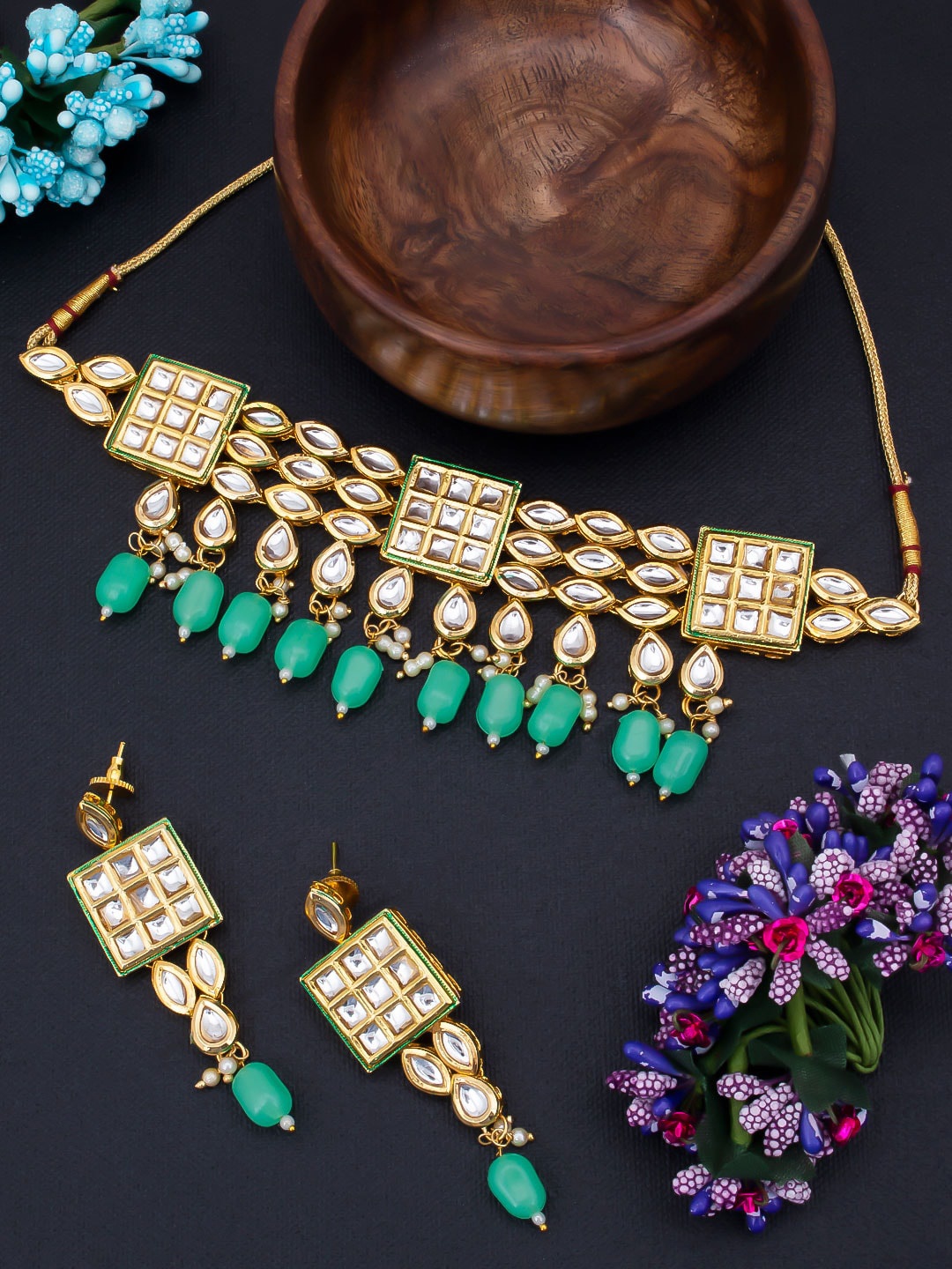 Sukkhi Gold-Plated Turquoise Blue & White Kundan-Studded & Beaded Jewellery Set
Sukkhi Gold-Plated Turquoise Blue & White Kundan-Studded & Beaded Jewellery Set