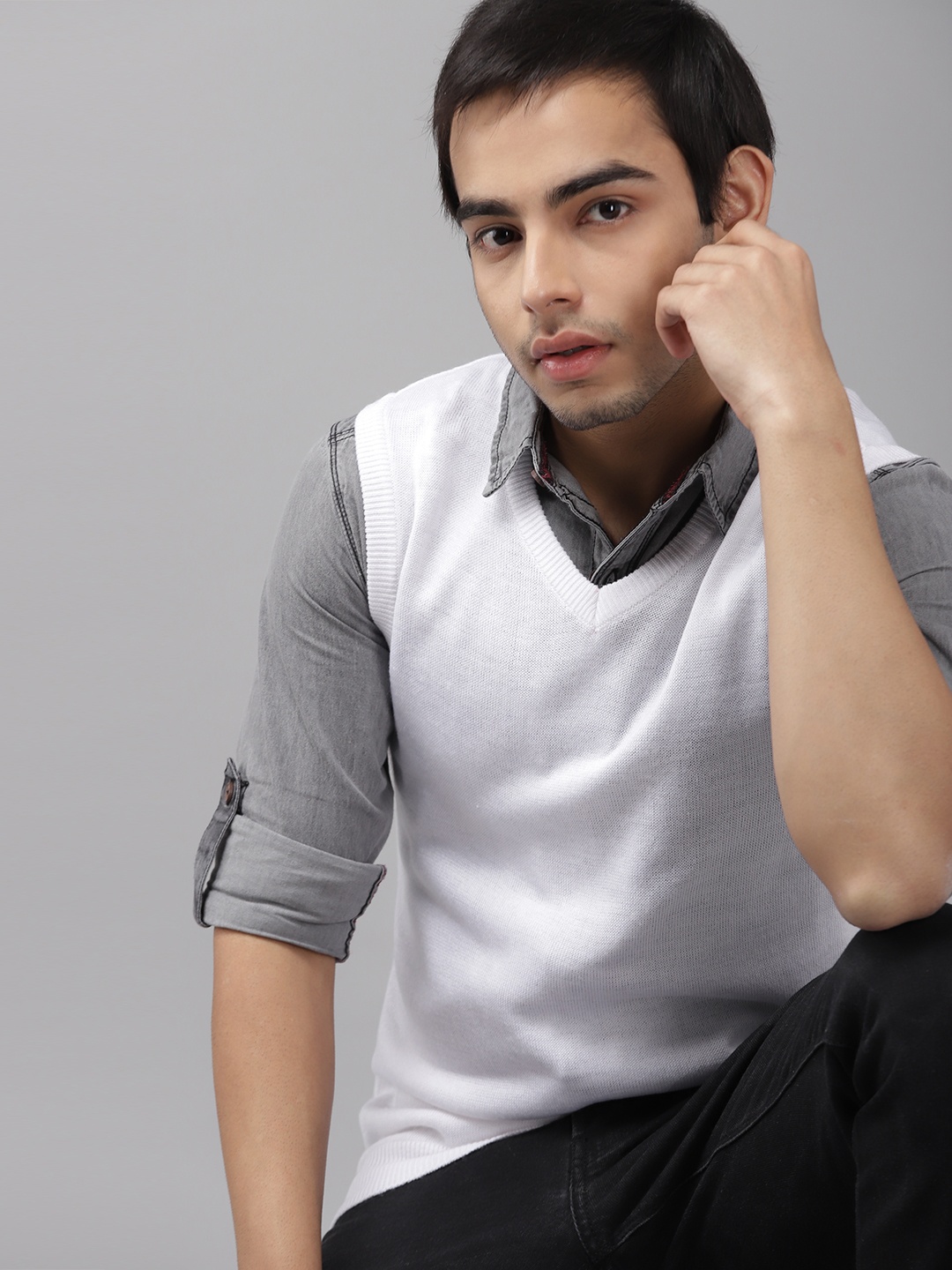 UTH by Roadster Boys White Solid Sweater Vest