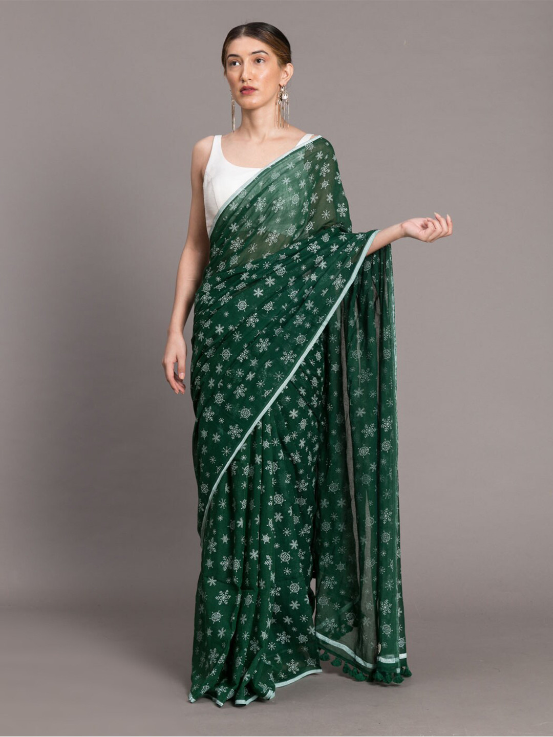 Suta Green White Floral Printed Pure Cotton Saree 
Suta Green White Floral Printed Pure Cotton Saree