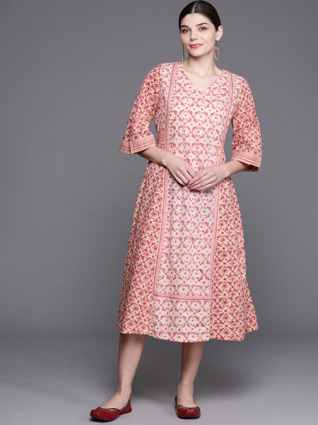 Fabindia Women Pink & Maroon Floral Hand Block Printed Cotton Flared Sleeves Floral Kurta
Fabindia Women Pink & Maroon Floral Hand Block Printed Cotton Flared Sleeves Floral Kurta