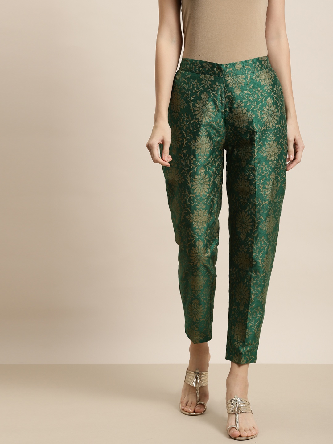 Shae by SASSAFRAS Women Green Floral Printed Tapered Fit Easy Wash Cigerette Trousers
Shae by SASSAFRAS Women Green Floral Printed Tapered Fit Easy Wash Cigerette Trousers