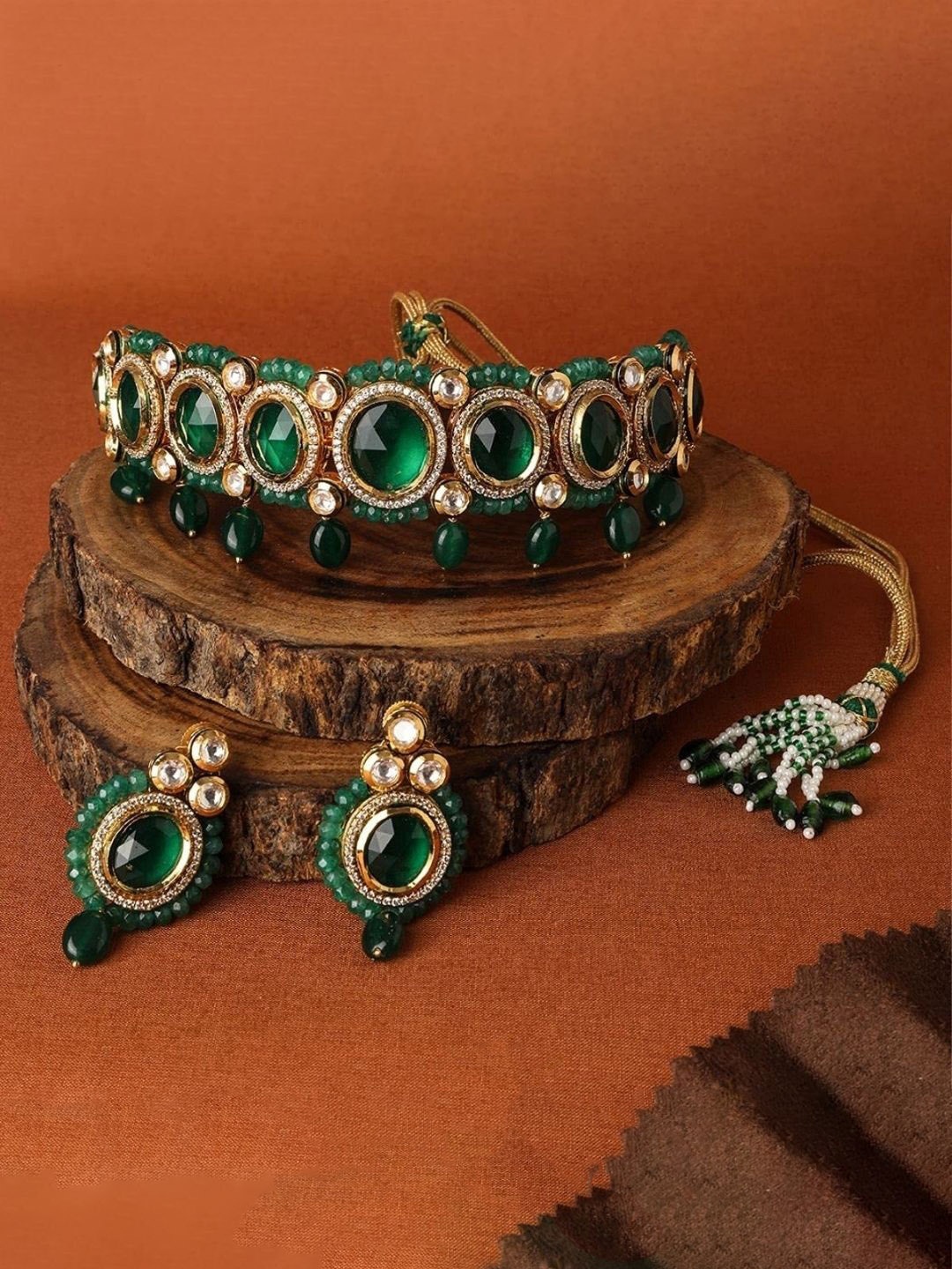 AccessHer Gold-Plated Green & White Kundan Emrald & Beaded Handcrafted Vilandi Jewellery Set
AccessHer Gold-Plated Green & White Kundan Emrald & Beaded Handcrafted Vilandi Jewellery Set