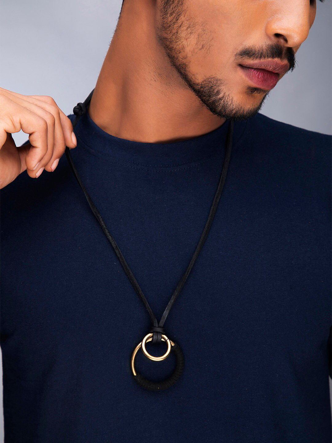 Roadster Men Black & Gold-Toned Tribal Roadster Circular Pendant Faux Leather Cord Chain
Roadster Men Black & Gold-Toned Tribal Roadster Circular Pendant Faux Leather Cord Chain