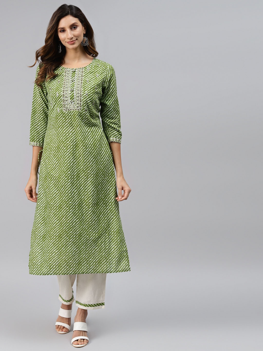Readiprint Fashions Women Green & Off White Leheriya Print Regular Kurta with Trousers
Readiprint Fashions Women Green & Off White Leheriya Print Regular Kurta with Trousers