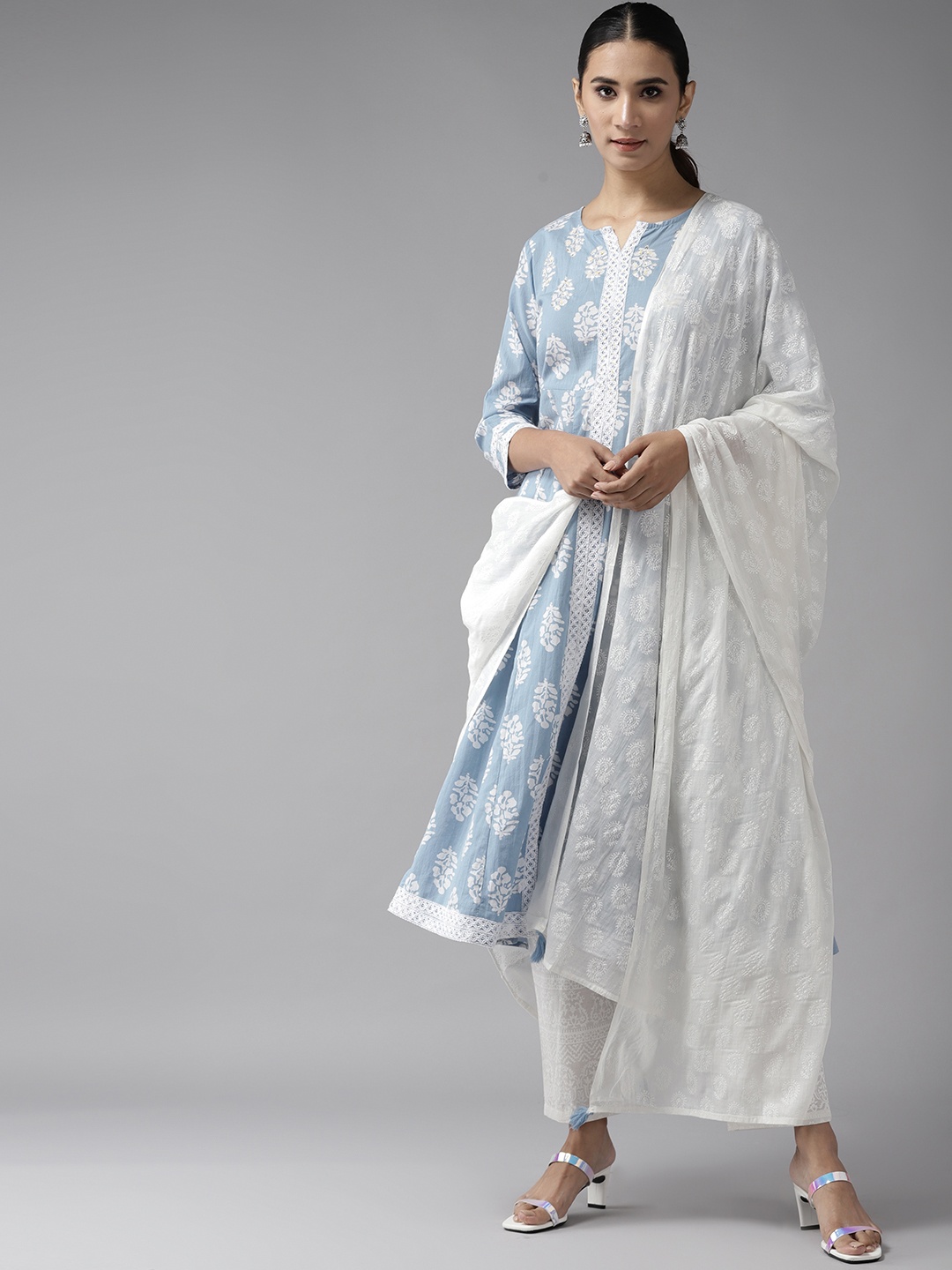 Yufta Women Blue & White Ethnic Motifs Printed Pure Cotton Kurta with Palazzos & Dupatta
Yufta Women Blue & White Ethnic Motifs Printed Pure Cotton Kurta with Palazzos & Dupatta