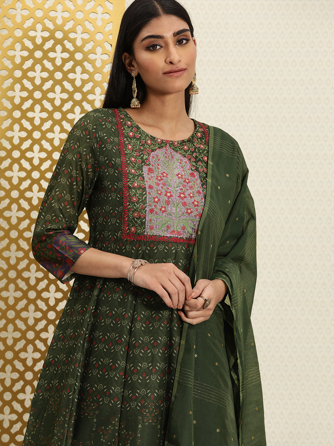 House of Pataudi Women Green Ethnic Motifs Embroidered Thread Work Pure Cotton Kurta with Churidar & With
House of Pataudi Women Green Ethnic Motifs Embroidered Thread Work Pure Cotton Kurta with Churidar & With