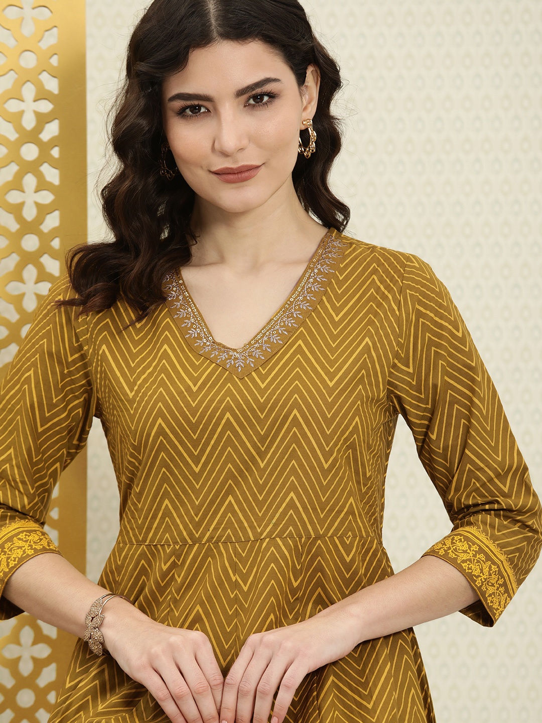 House of Pataudi Women Olive Green & Mustard Yellow Chevron Printed Jashn Anarkali Kurta
House of Pataudi Women Olive Green & Mustard Yellow Chevron Printed Jashn Anarkali Kurta