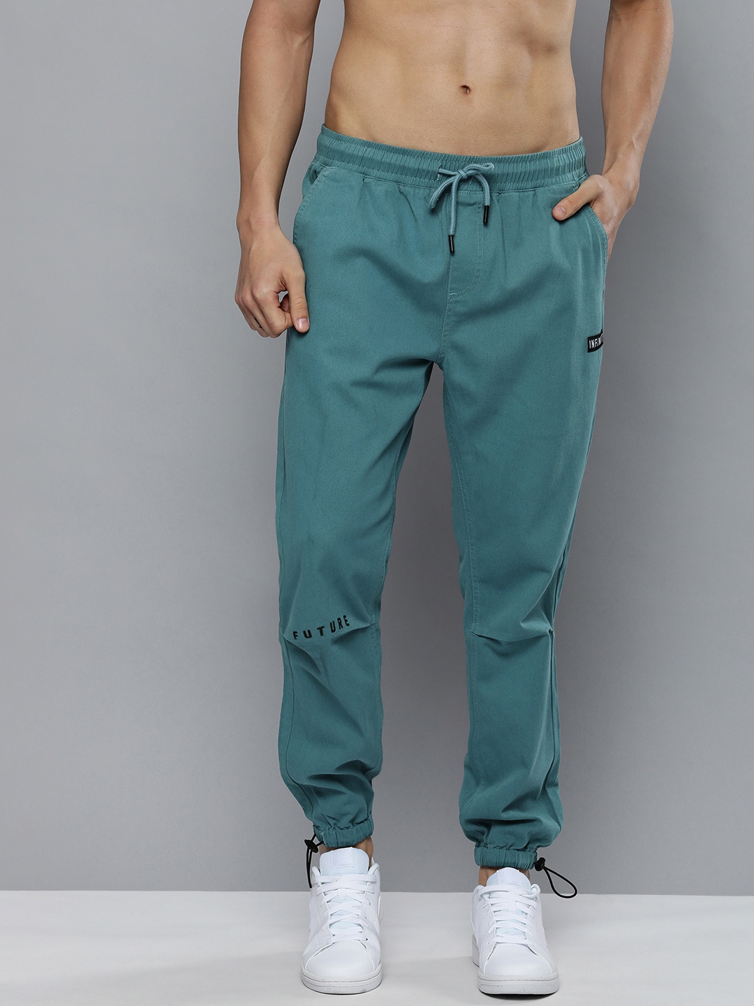 HERE&NOW Men Green Solid Regular Fit Low-Rise Easy Wash Woven Pleated Jogger Trousers
HERE&NOW Men Green Solid Regular Fit Low-Rise Easy Wash Woven Pleated Jogger Trousers