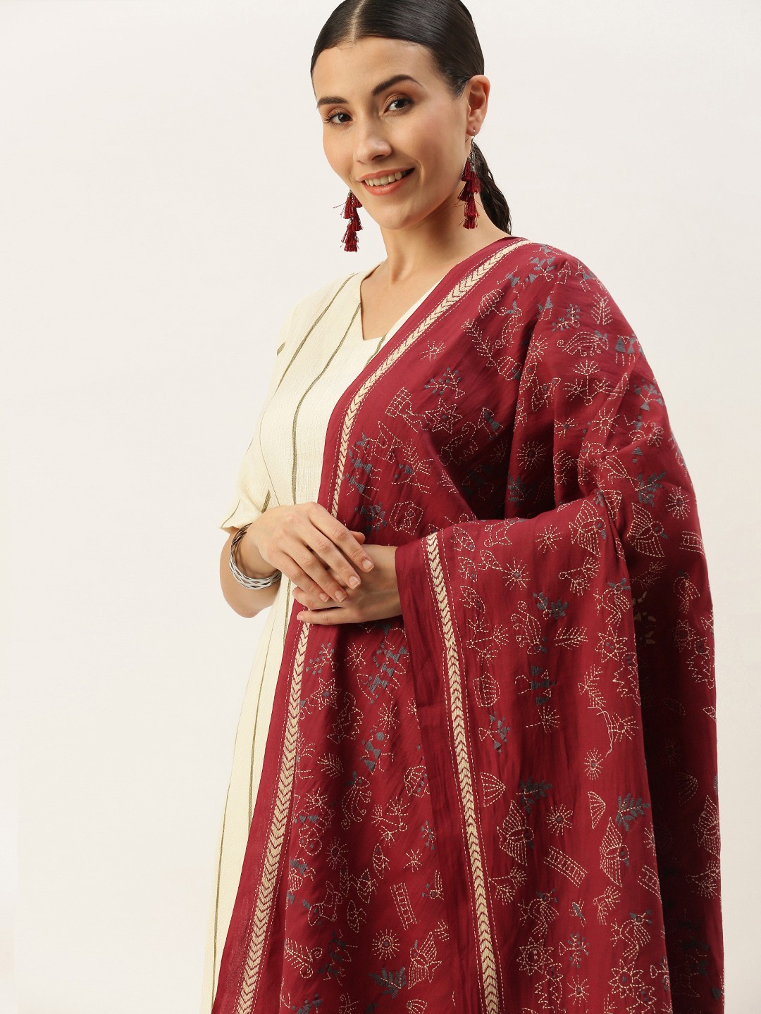ArtEastri Maroon & Cream-Coloured Ethnic Motifs Embroidered Pure Cotton Dupatta with Kantha Work
ArtEastri Maroon & Cream-Coloured Ethnic Motifs Embroidered Pure Cotton Dupatta with Kantha Work
