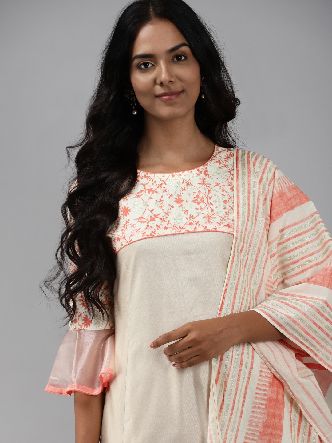 Indo Era Women Off White Floral Yoke Design Panelled Patchwork Pure Cotton Kurta Set
Indo Era Women Off White Floral Yoke Design Panelled Patchwork Pure Cotton Kurta Set