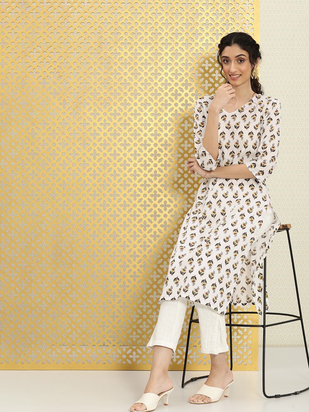 Ode by House of Pataudi Women White & Red Floral Printed Pure Cotton Rozana Straight Kurta
Ode by House of Pataudi Women White & Red Floral Printed Pure Cotton Rozana Straight Kurta