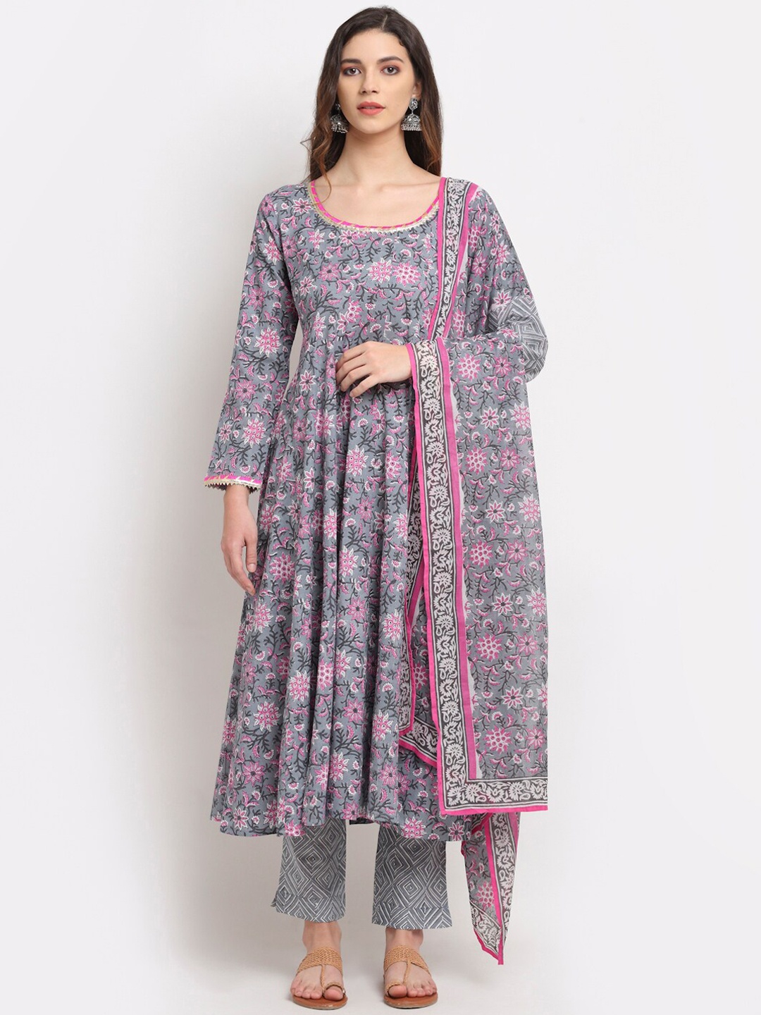 Rudra Bazaar Women Grey Floral Printed Regular Pure Cotton Kurta with Trousers & With Dupatta
Rudra Bazaar Women Grey Floral Printed Regular Pure Cotton Kurta with Trousers & With Dupatta