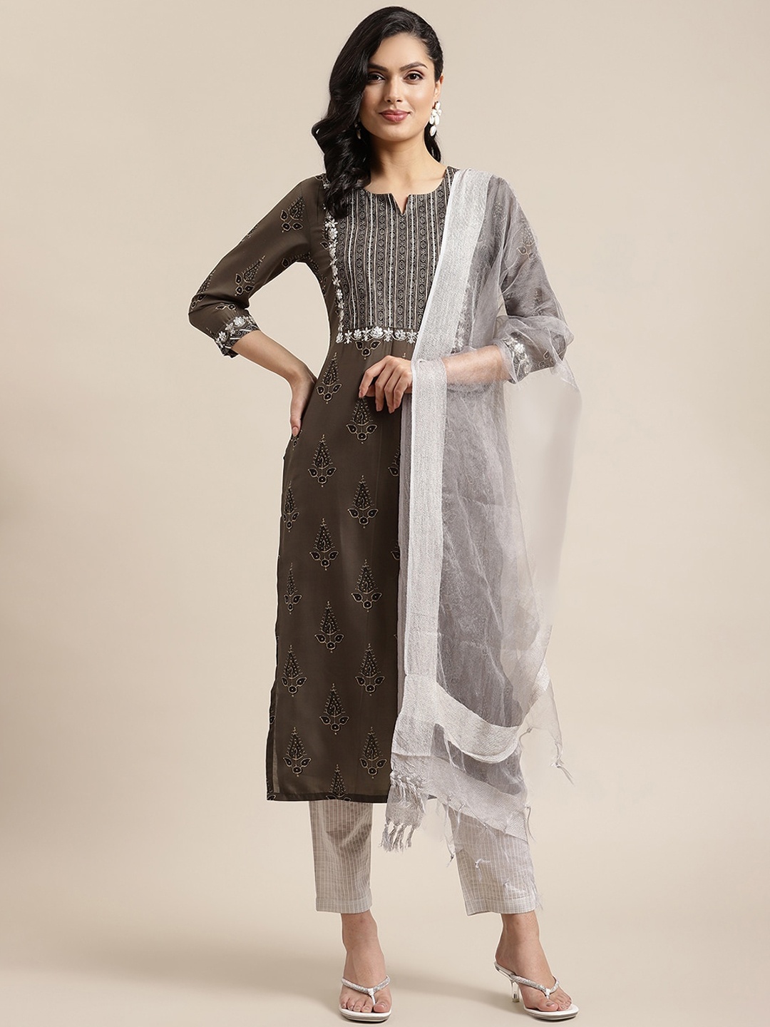 Varanga Women Olive Green Ethnic Motifs Printed Regular Kurta with Trousers & With Dupatta
Varanga Women Olive Green Ethnic Motifs Printed Regular Kurta with Trousers & With Dupatta