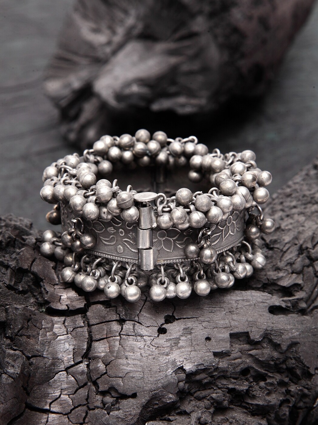 Moedbuille Women Gunmetal-Toned Brass Handcrafted Silver-Plated Bangle-Style Bracelet, Metallic
Moedbuille Women Gunmetal-Toned Brass Handcrafted Silver-Plated Bangle-Style Bracelet, Metallic