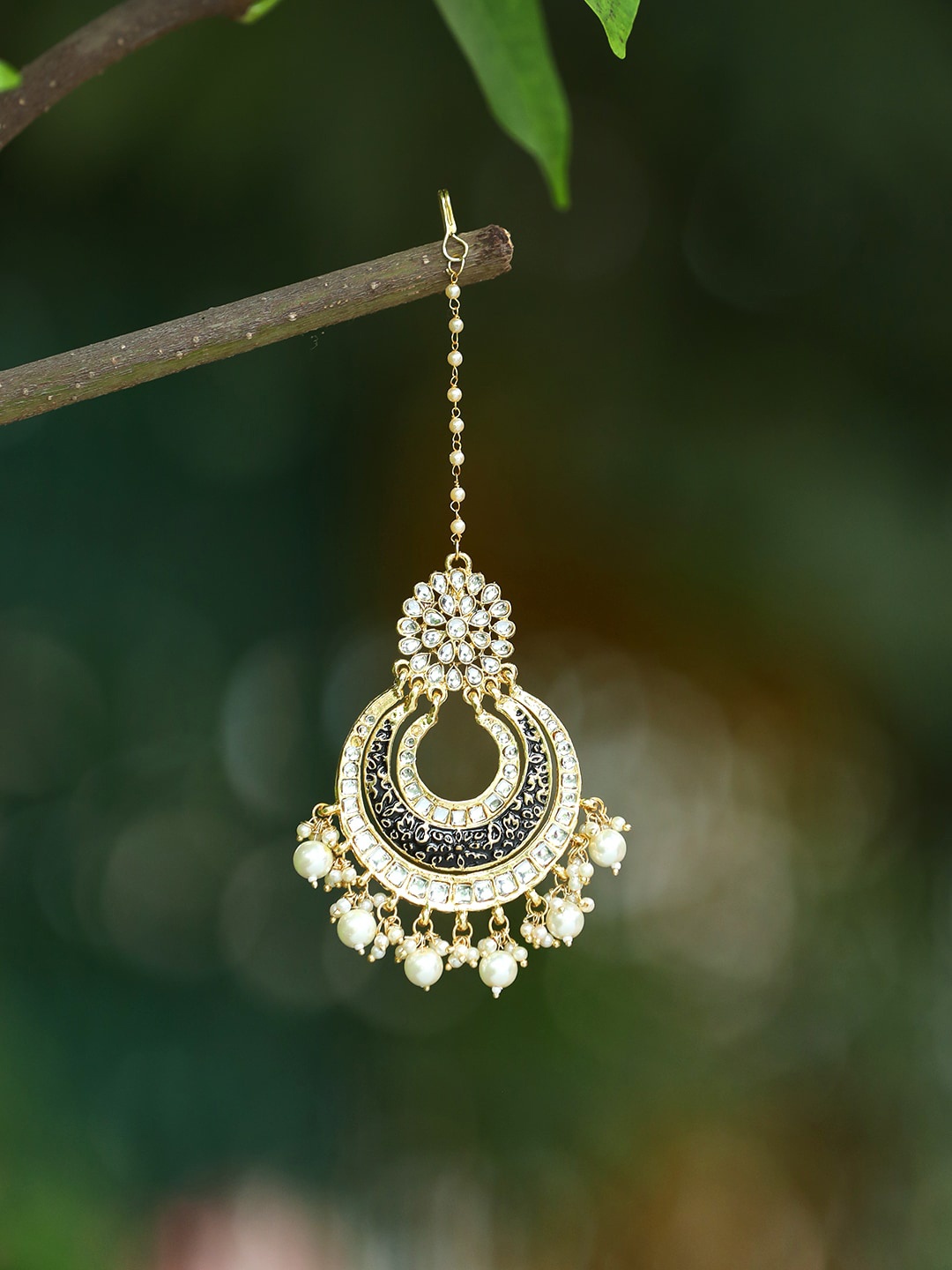 Adwitiya Collection 24CT Gold-Plated White & Black Stone-Studded & Beaded Enamelled Maang Tikka
Adwitiya Collection 24CT Gold-Plated White & Black Stone-Studded & Beaded Enamelled Maang Tikka