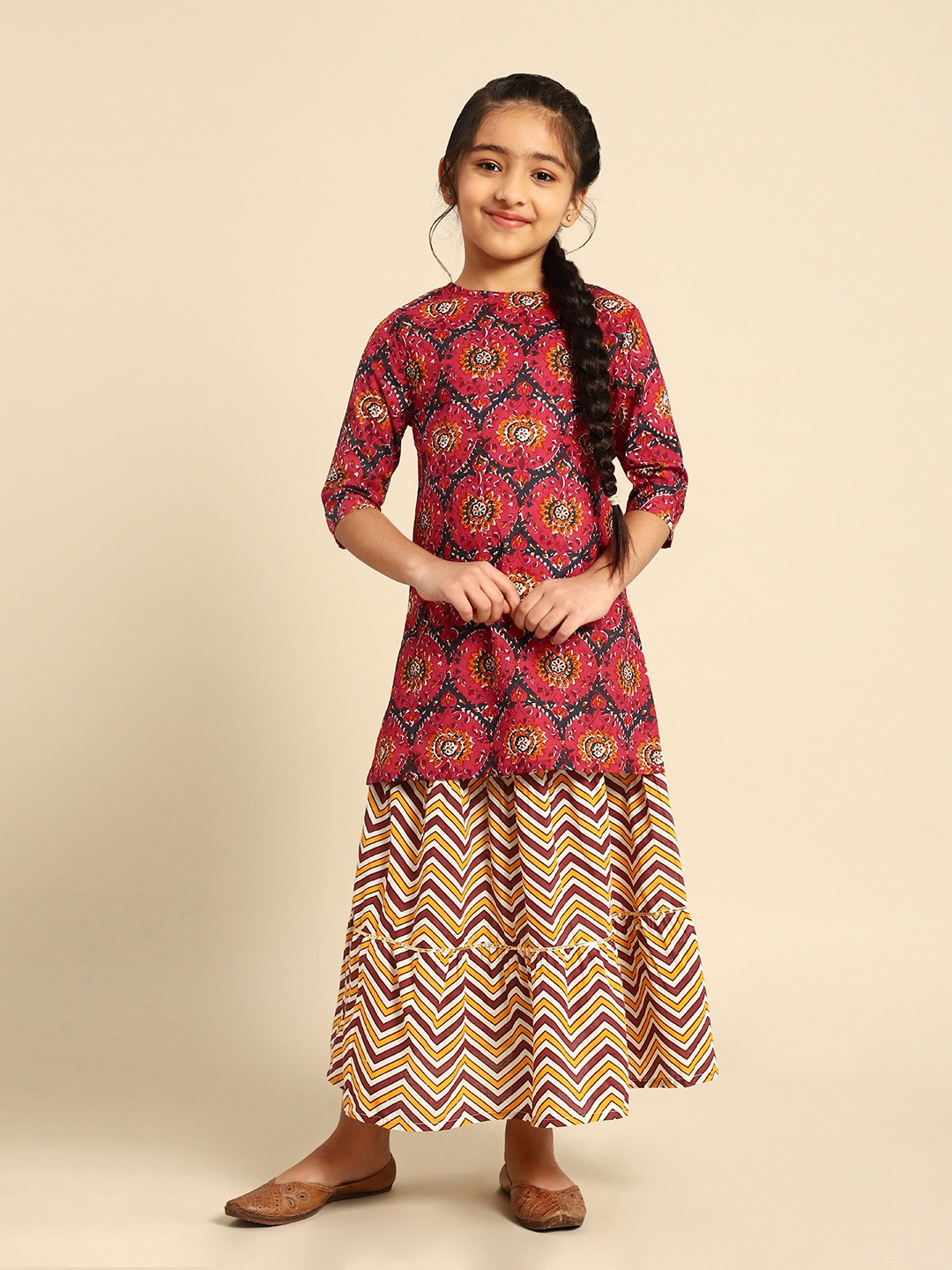 House of Pataudi Girls Pink Ethnic Motifs Printed Gotta Patti Pure Cotton Kurta with Skirt
House of Pataudi Girls Pink Ethnic Motifs Printed Gotta Patti Pure Cotton Kurta with Skirt