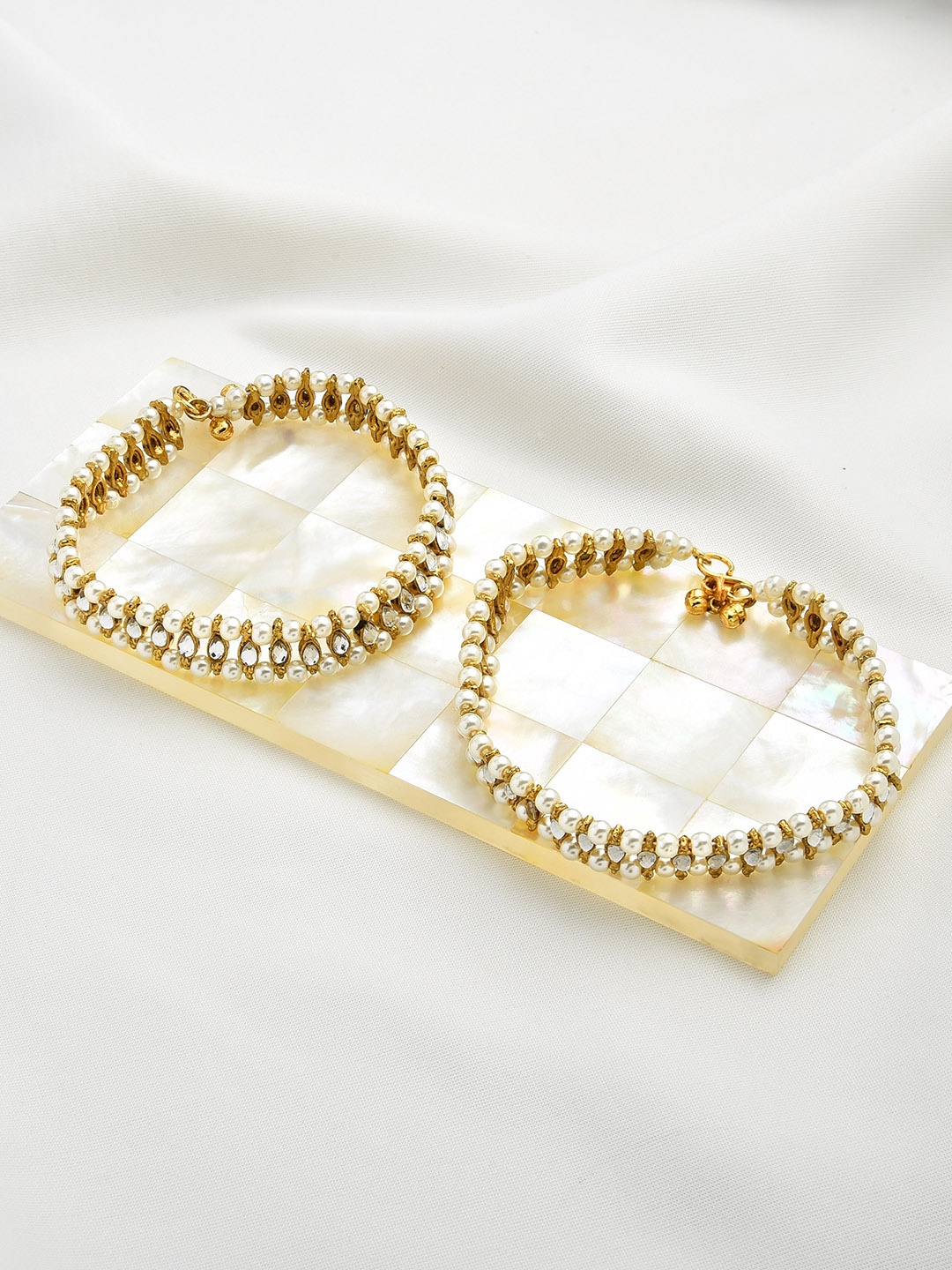 Zaveri Pearls Women Set Of 2 Gold-Plated & White Kundan Stones & Pearls Studded Anklets
Zaveri Pearls Women Set Of 2 Gold-Plated & White Kundan Stones & Pearls Studded Anklets