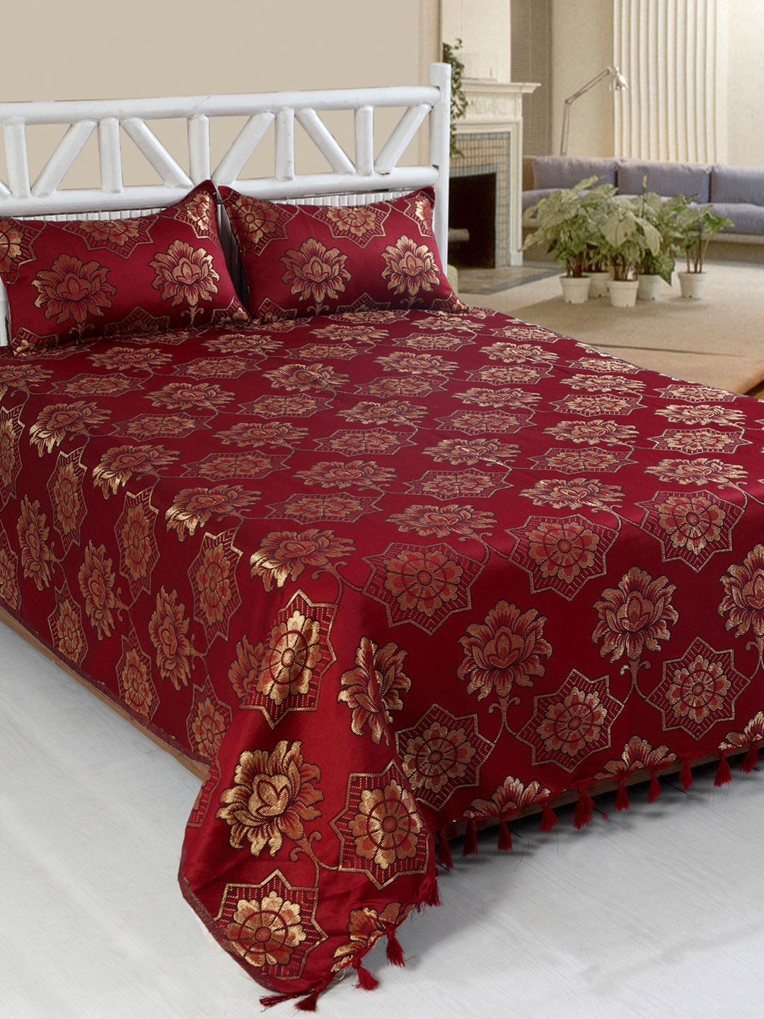 Varde Unisex Maroon & Gold Colored Woven Design Double Bed Cover With 2 Pillow Covers
Varde Unisex Maroon & Gold Colored Woven Design Double Bed Cover With 2 Pillow Covers