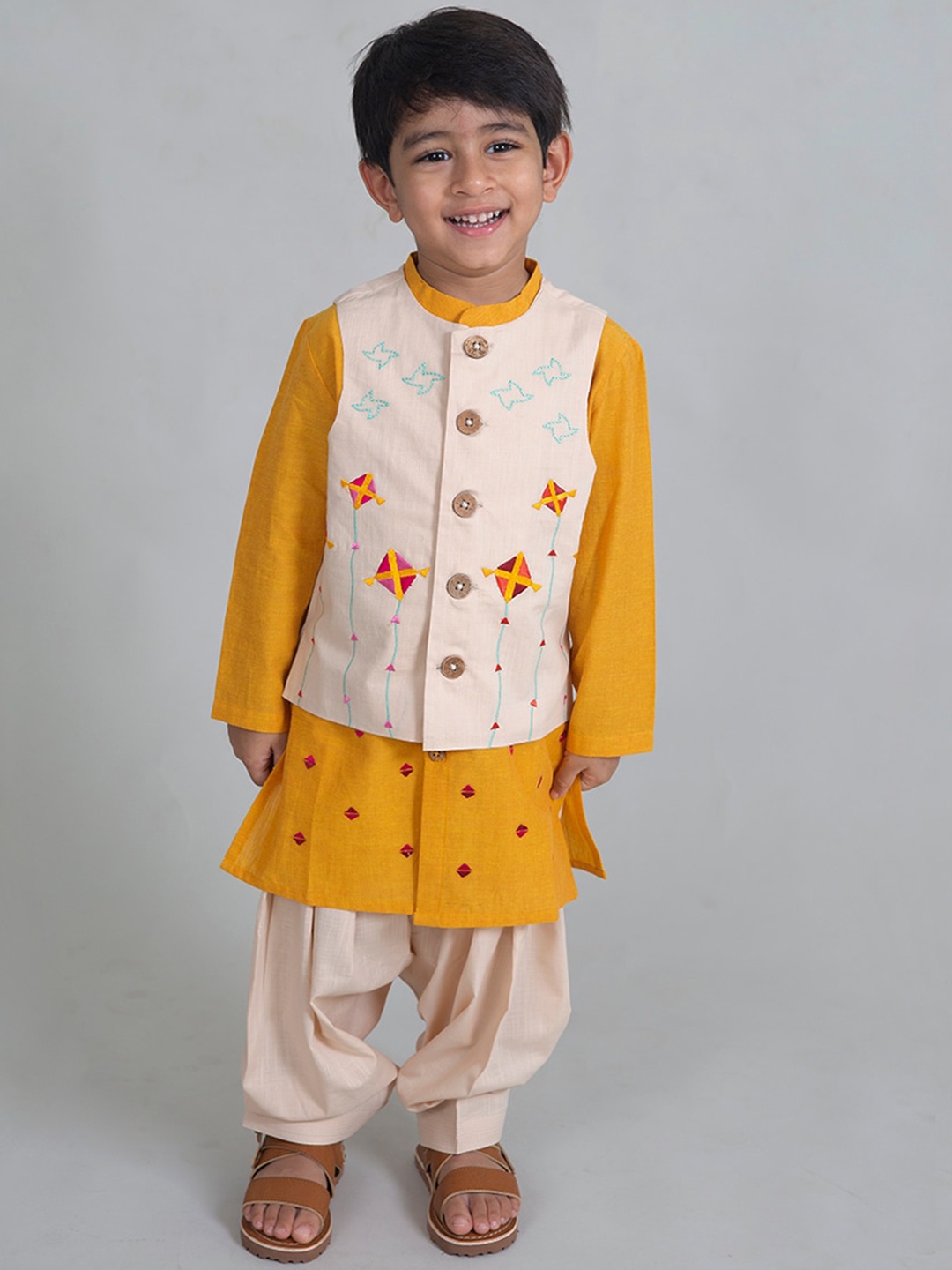 Tiber Taber Boys Yellow & Cream Pure Cotton Phulkari Kurta With Salwar & Nehru jacket
Tiber Taber Boys Yellow & Cream Pure Cotton Phulkari Kurta With Salwar & Nehru jacket