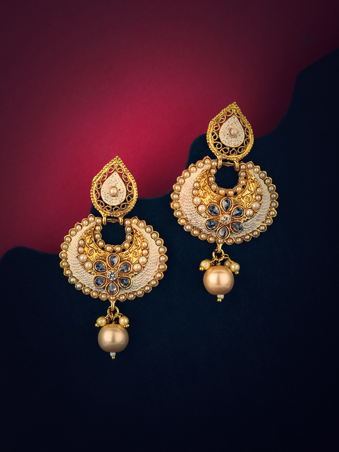 KOLHA-BY CARLTON Off White Gold-Plated Stone Studded & Beaded Crescent Shaped Chandbalis
KOLHA-BY CARLTON Off White Gold-Plated Stone Studded & Beaded Crescent Shaped Chandbalis