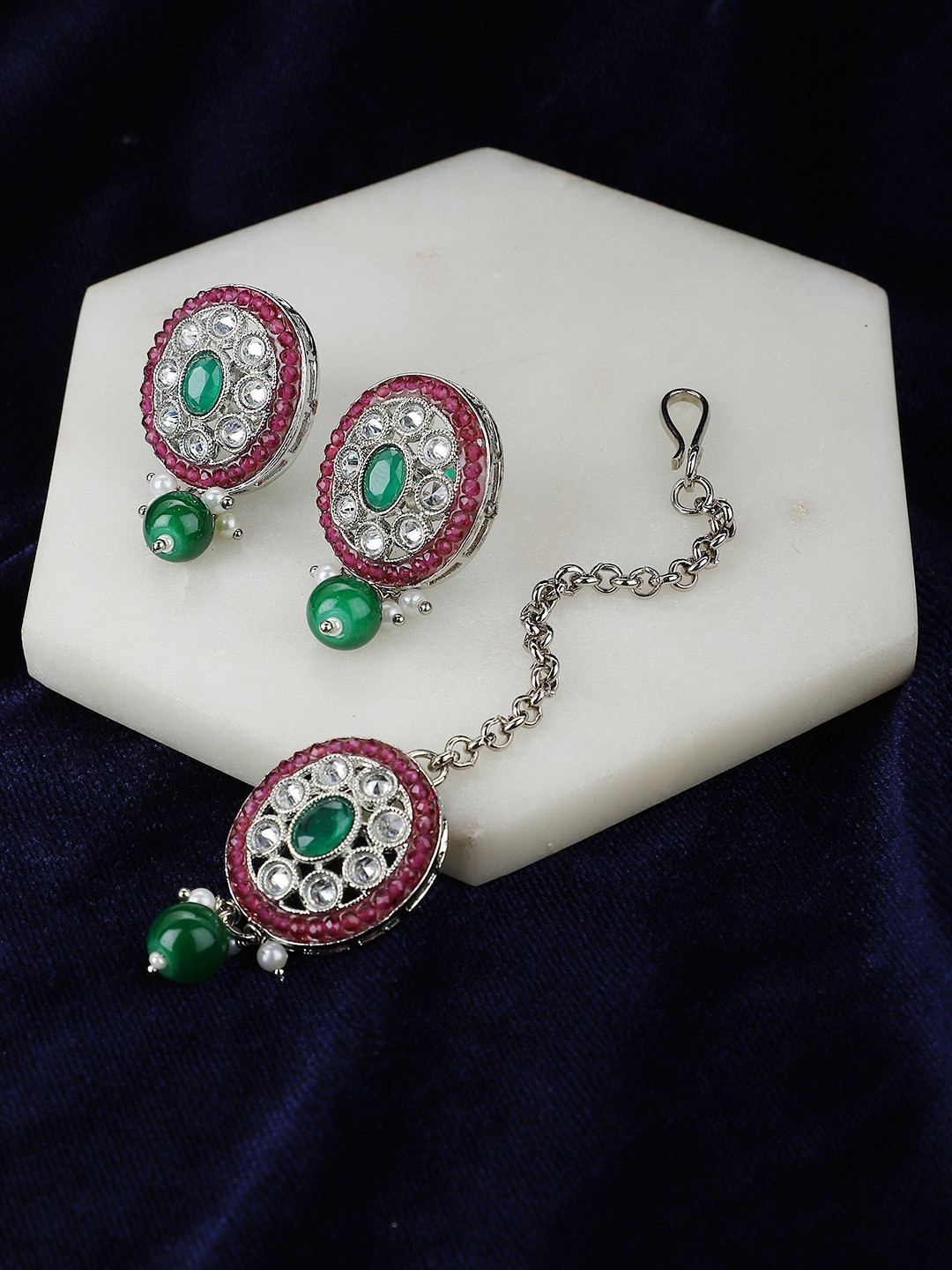 KOLHA-BY CARLTON Rhodium-Plated Green & Pink Kundan Studded Maang Tikka & Earring Set
KOLHA-BY CARLTON Rhodium-Plated Green & Pink Kundan Studded Maang Tikka & Earring Set