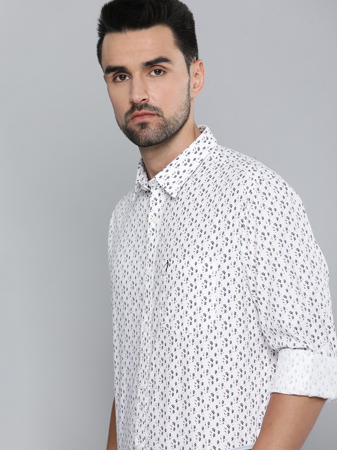 Indian Terrain Men White & Navy Blue Slim Fit Floral Printed Pure Cotton Semiformal Shirt
Indian Terrain Men White & Navy Blue Slim Fit Floral Printed Pure Cotton Semiformal Shirt