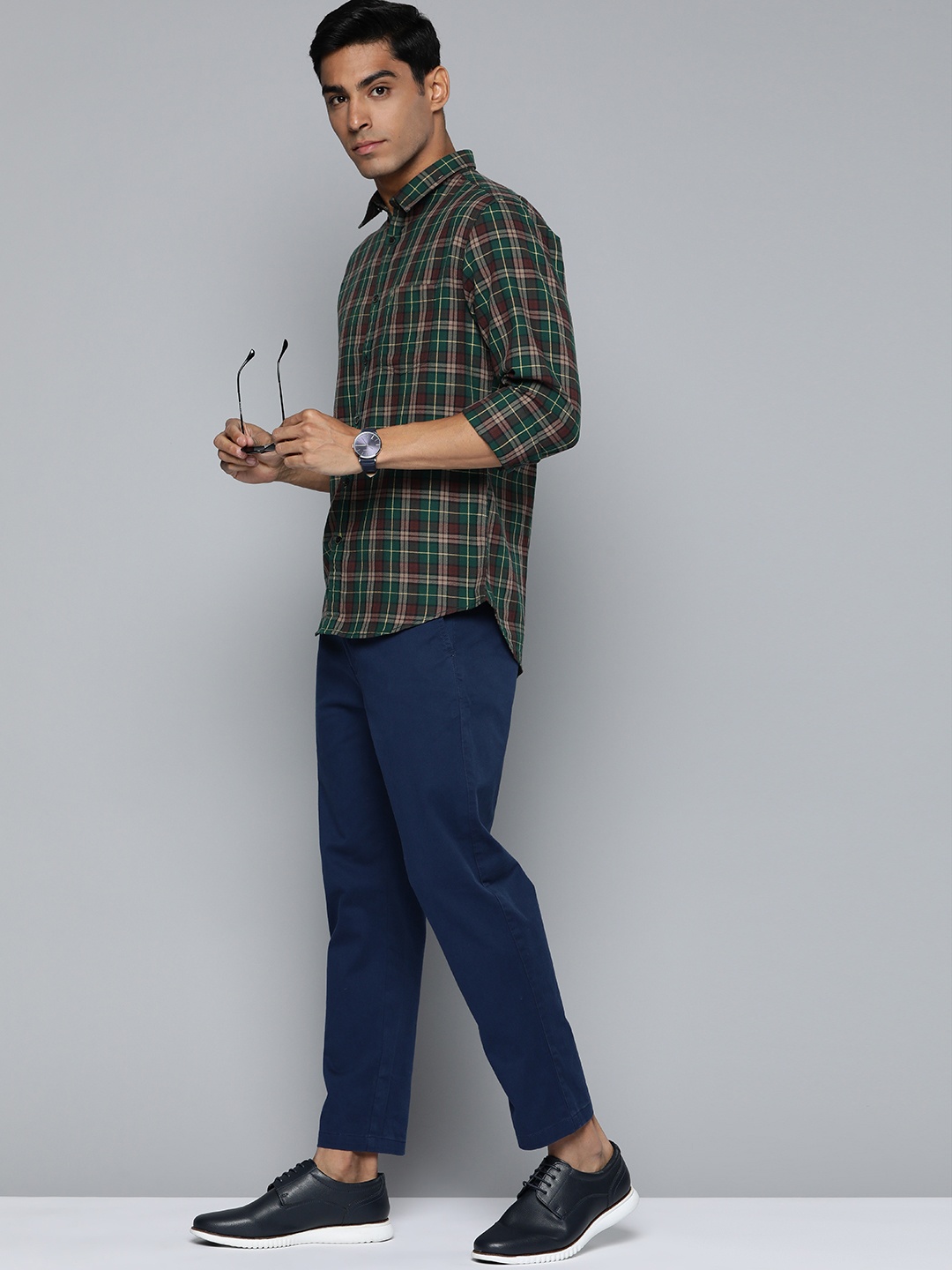 Indian Terrain Men Green & Brown Chiseled Fit Pure Cotton Checked Smart Casual Shirt
Indian Terrain Men Green & Brown Chiseled Fit Pure Cotton Checked Smart Casual Shirt