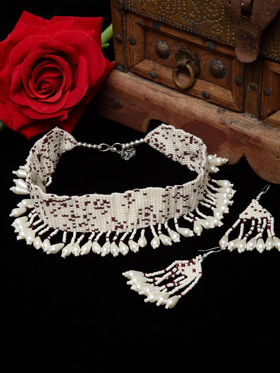 Moedbuille Woman Sliver-Plated Off White Pearl Beaded Handcrafted Jewellery Set, Silver
Moedbuille Woman Sliver-Plated Off White Pearl Beaded Handcrafted Jewellery Set, Silver