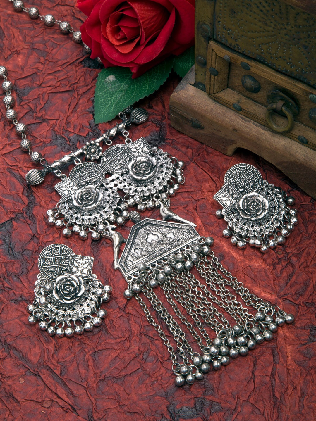 Moedbuille Silver Plated Stone Studded Floral Oxidised Handcrafted Tribal Jewellery Set
Moedbuille Silver Plated Stone Studded Floral Oxidised Handcrafted Tribal Jewellery Set
