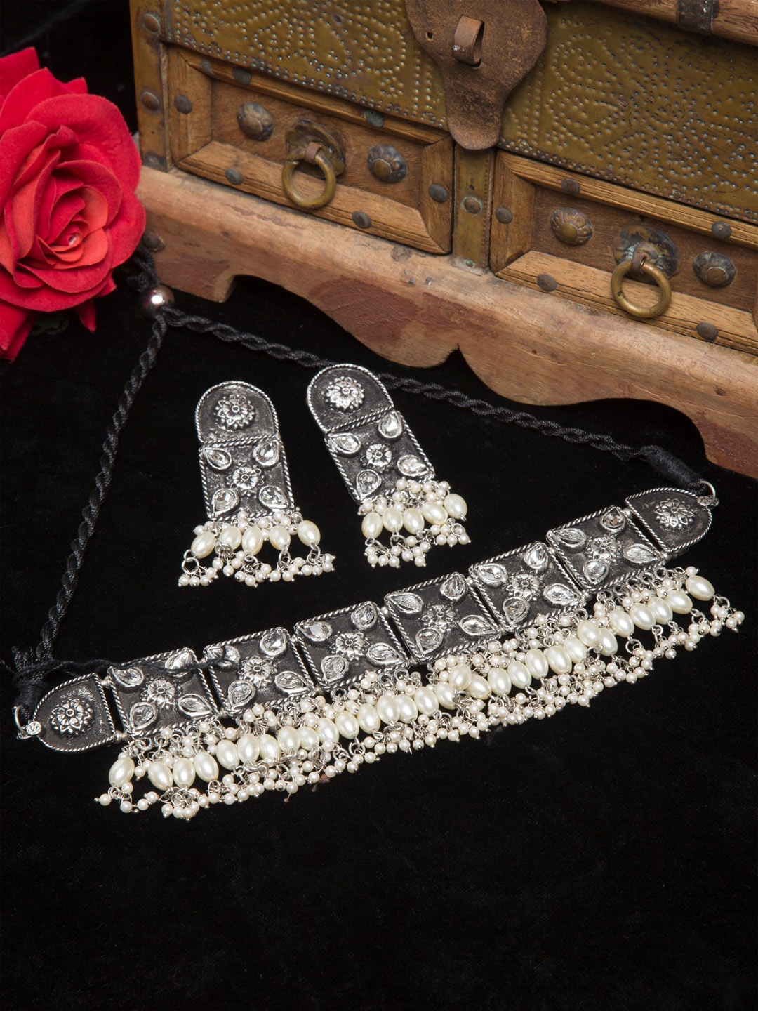 Moedbuille Silver Plated Pearls & Stones Studded Antique Design Handcrafted Jewellery Set
Moedbuille Silver Plated Pearls & Stones Studded Antique Design Handcrafted Jewellery Set