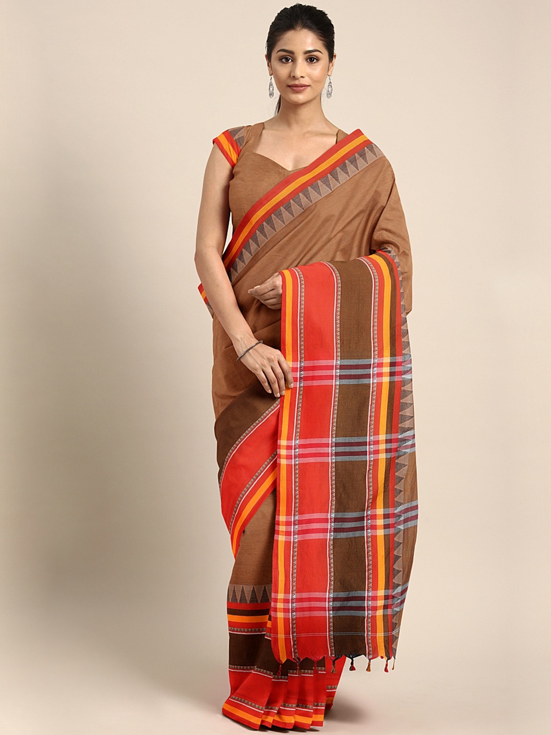 Kalakari India Brown & Red Woven Design Kutchi Embroidery Pure Cotton Jamdani Saree
Kalakari India Brown & Red Woven Design Kutchi Embroidery Pure Cotton Jamdani Saree