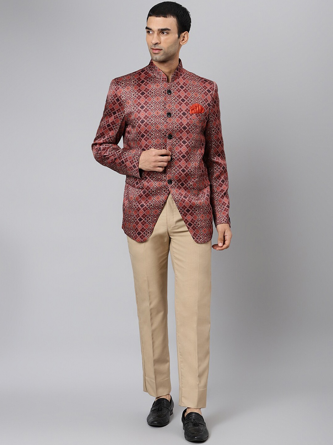 Hangup Men Brown & Beige Printed Two-Piece Mandarin Collar Single Breasted Party Suit
Hangup Men Brown & Beige Printed Two-Piece Mandarin Collar Single Breasted Party Suit