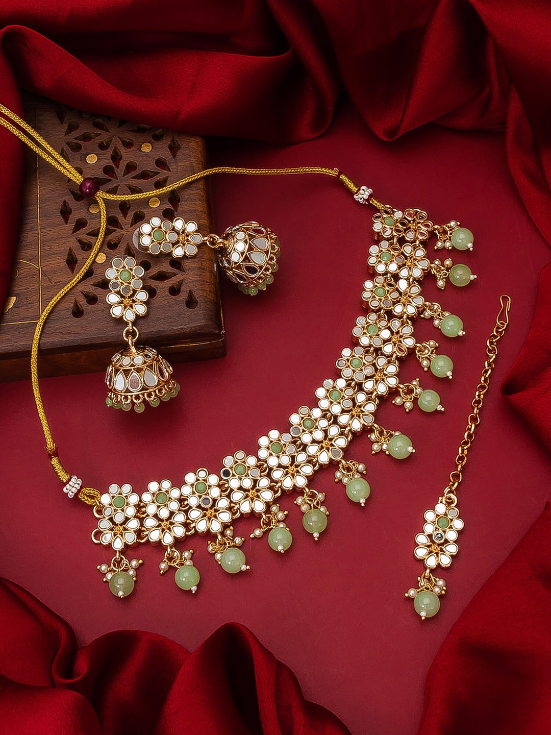 Aadita Gold-Plated Green & White Stone-Studded & Pearl Beaded Handcrafted Jewellery Set
Aadita Gold-Plated Green & White Stone-Studded & Pearl Beaded Handcrafted Jewellery Set