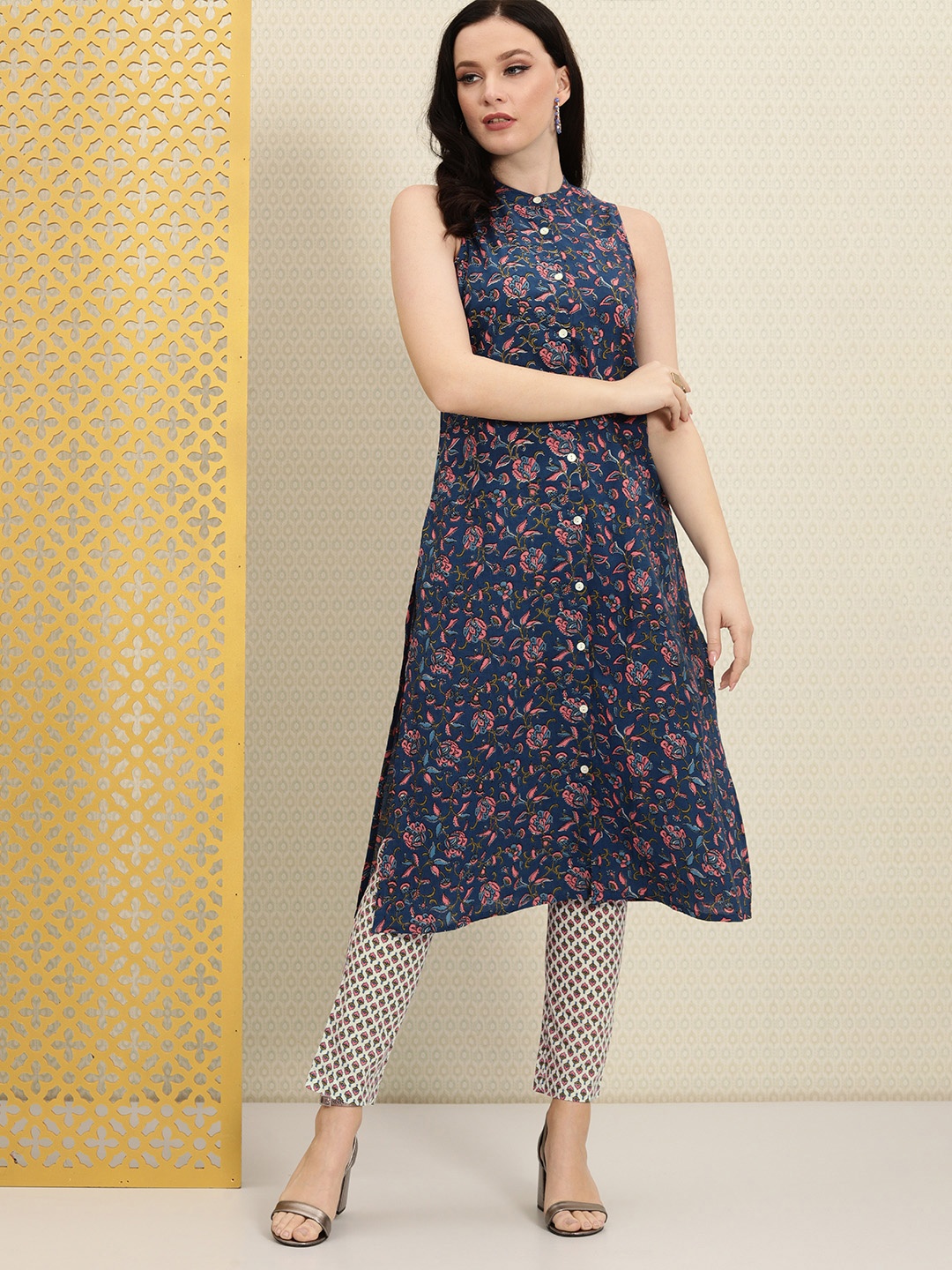 House of Pataudi Women Blue Tropical Printed Pure Cotton Rozana Kurta with Trousers
House of Pataudi Women Blue Tropical Printed Pure Cotton Rozana Kurta with Trousers