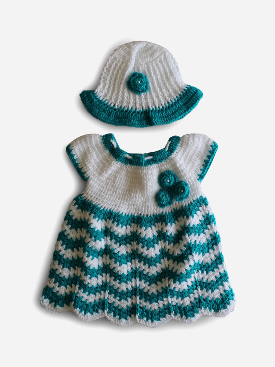 Woonie Green & White Zig-Zag Pattern Hand Knitted Frock With Floral Applique With Head Cap
Woonie Green & White Zig-Zag Pattern Hand Knitted Frock With Floral Applique With Head Cap