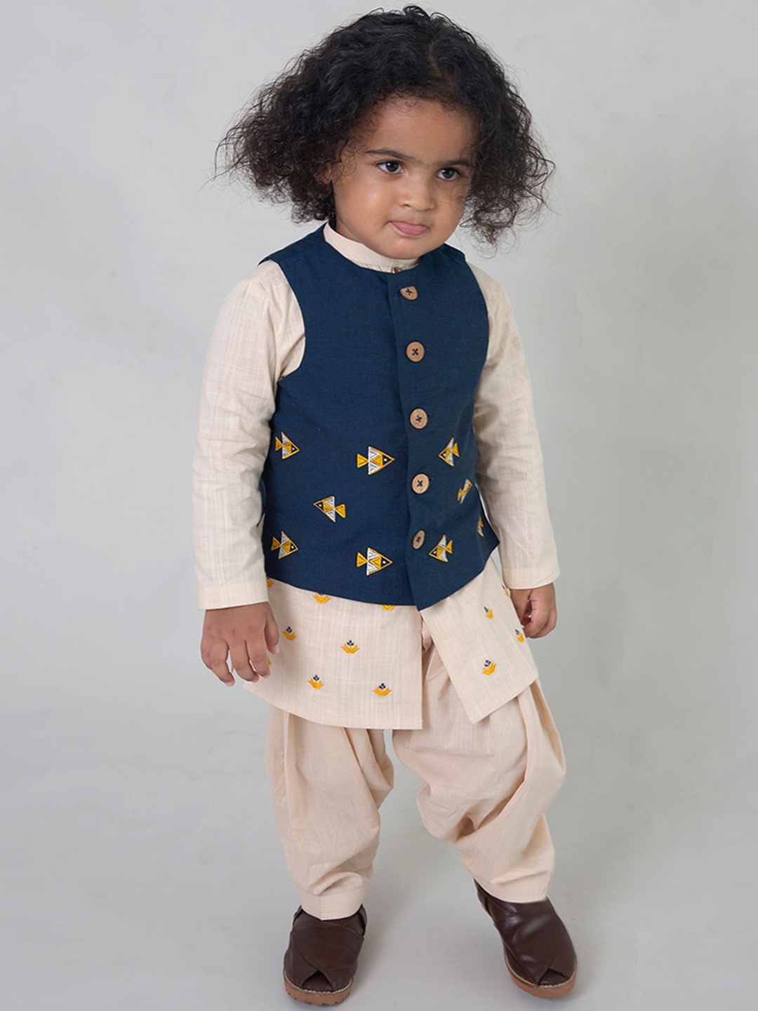 Tiber Taber Boys Cream-Coloured & Blue Embroidered Layered Phulkari Pure Cotton Kurta Set
Tiber Taber Boys Cream-Coloured & Blue Embroidered Layered Phulkari Pure Cotton Kurta Set