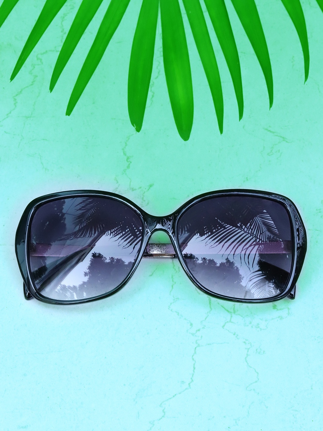 Carlton London Women Purple Lens & Black Oversized Sunglasses UV Protected Lens CLSW006
Carlton London Women Purple Lens & Black Oversized Sunglasses UV Protected Lens CLSW006
