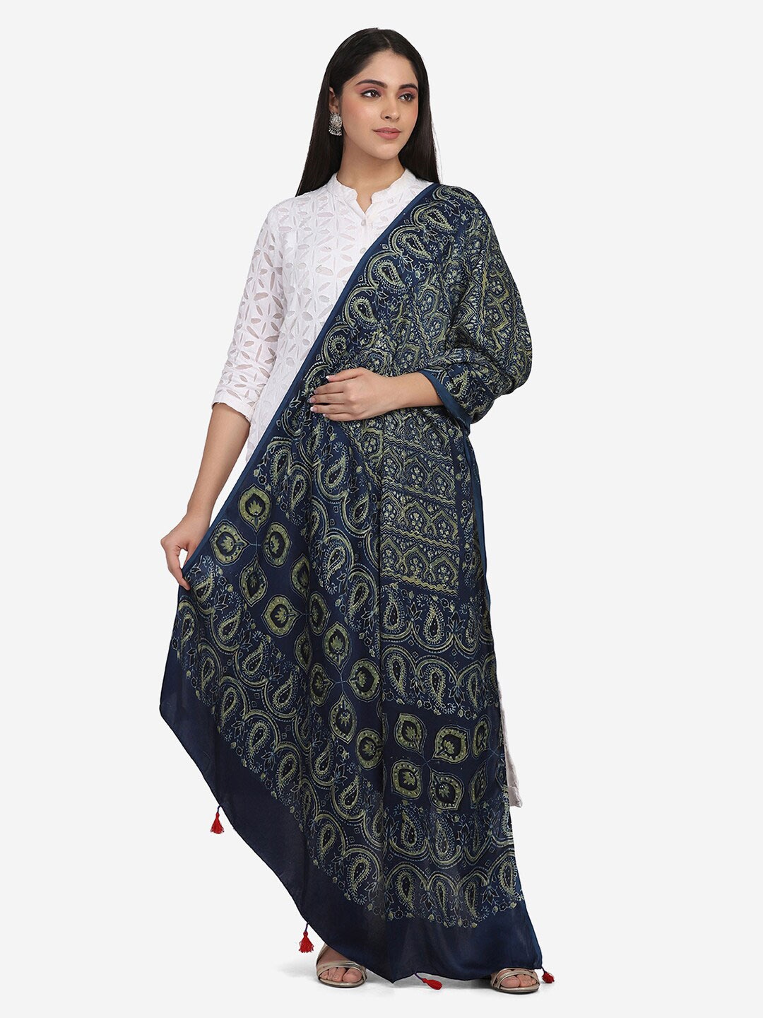THE WEAVE TRAVELLER Blue & Green Ethnic Motifs Printed Viscose Rayon Block Print Dupatta
THE WEAVE TRAVELLER Blue & Green Ethnic Motifs Printed Viscose Rayon Block Print Dupatta
