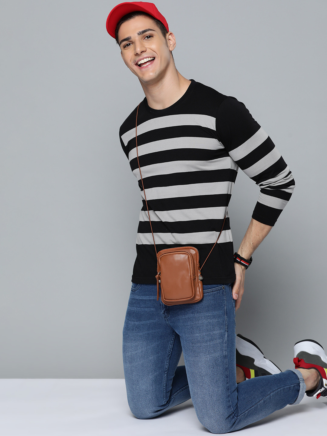 HERE&NOW Men Black & Grey Striped T-shirt 
HERE&NOW Men Black & Grey Striped T-shirt