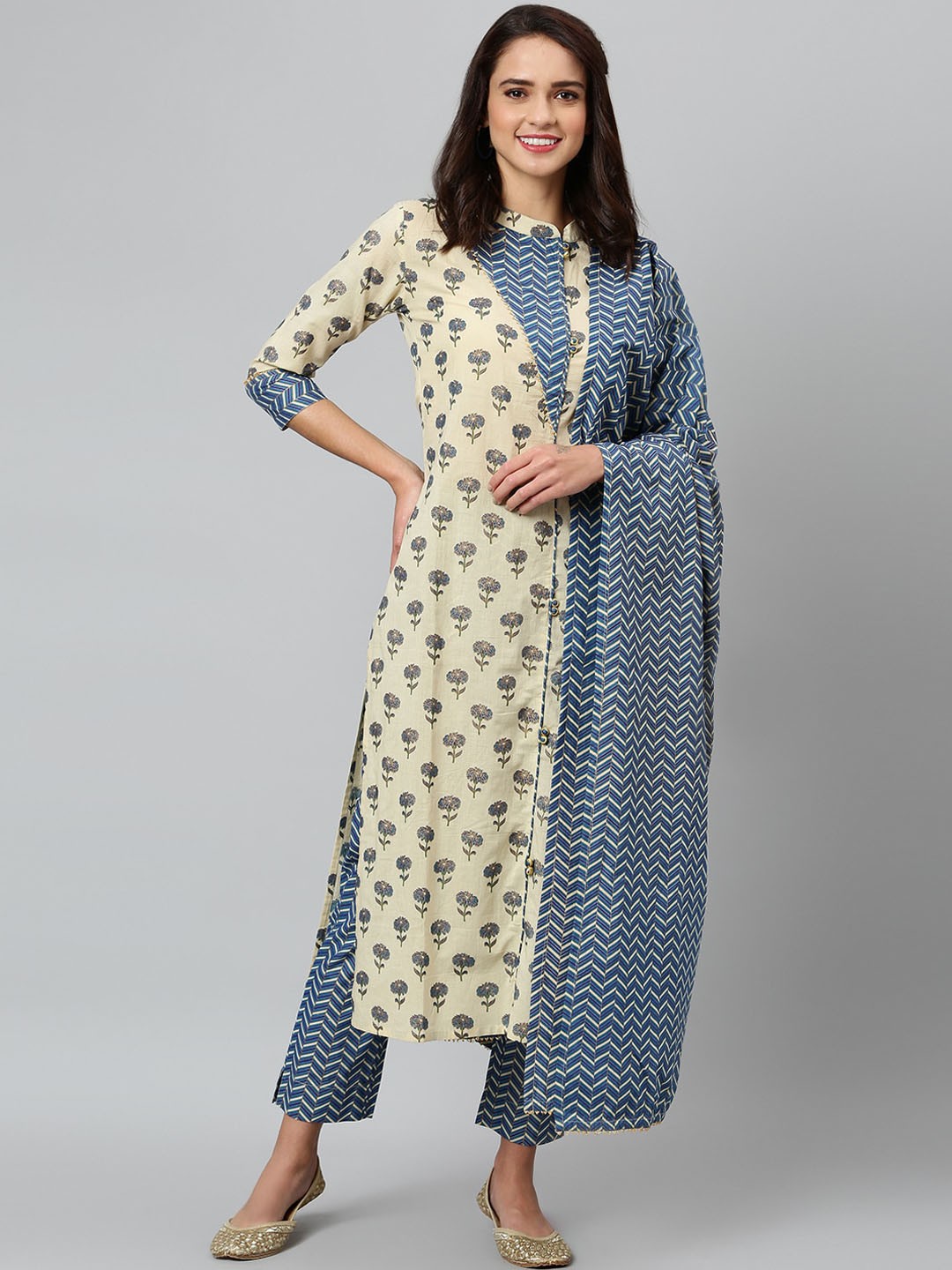 Khushal K Women Beige Floral Printed Regular Gotta Patti Pure Cotton Kurta with Trousers & With Dupatta
Khushal K Women Beige Floral Printed Regular Gotta Patti Pure Cotton Kurta with Trousers & With Dupatta