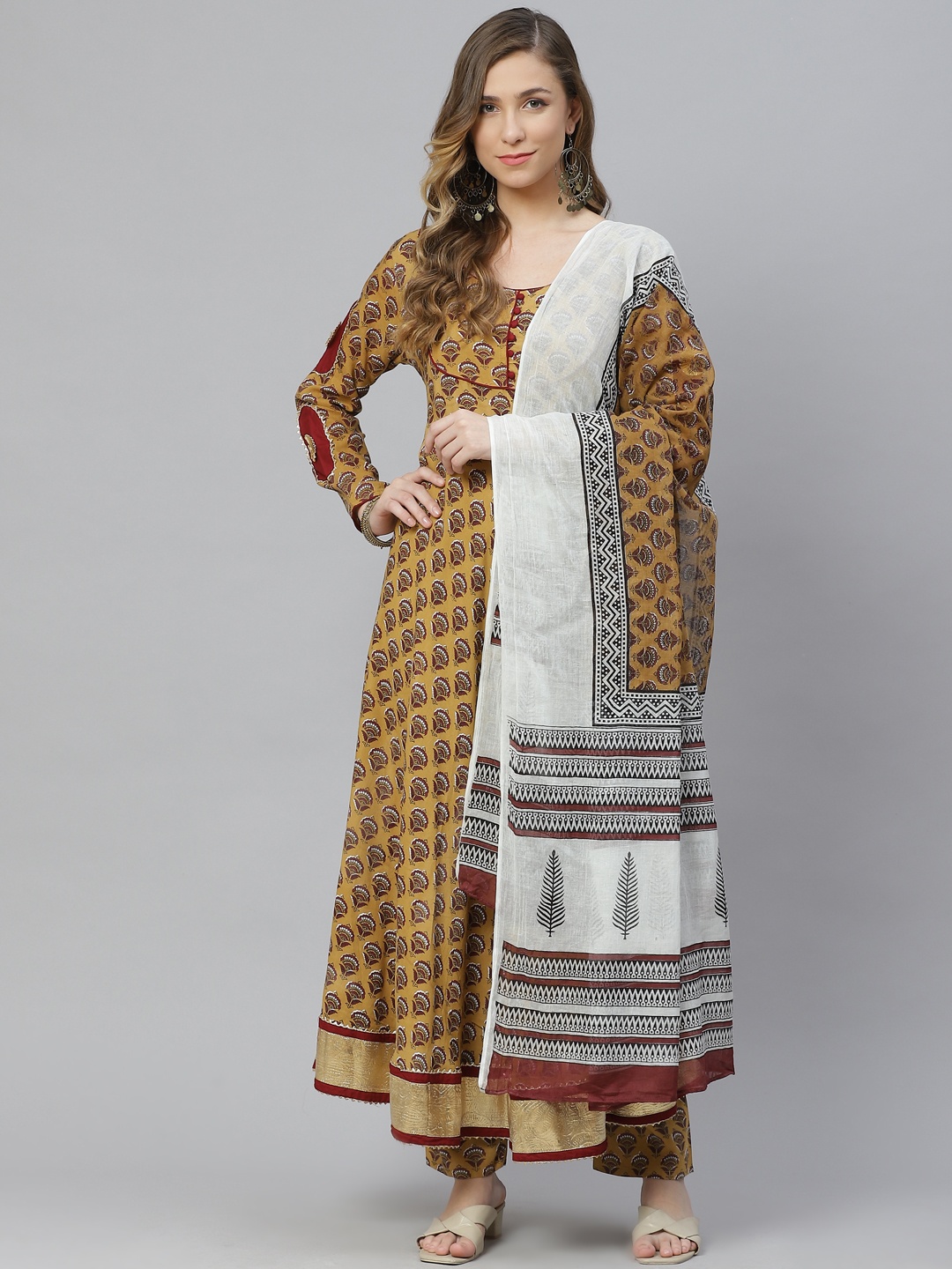 aayusika Women Mustard Yellow Floral Printed Panelled Gotta Patti Kurta with Palazzos & With Dupatta
aayusika Women Mustard Yellow Floral Printed Panelled Gotta Patti Kurta with Palazzos & With Dupatta