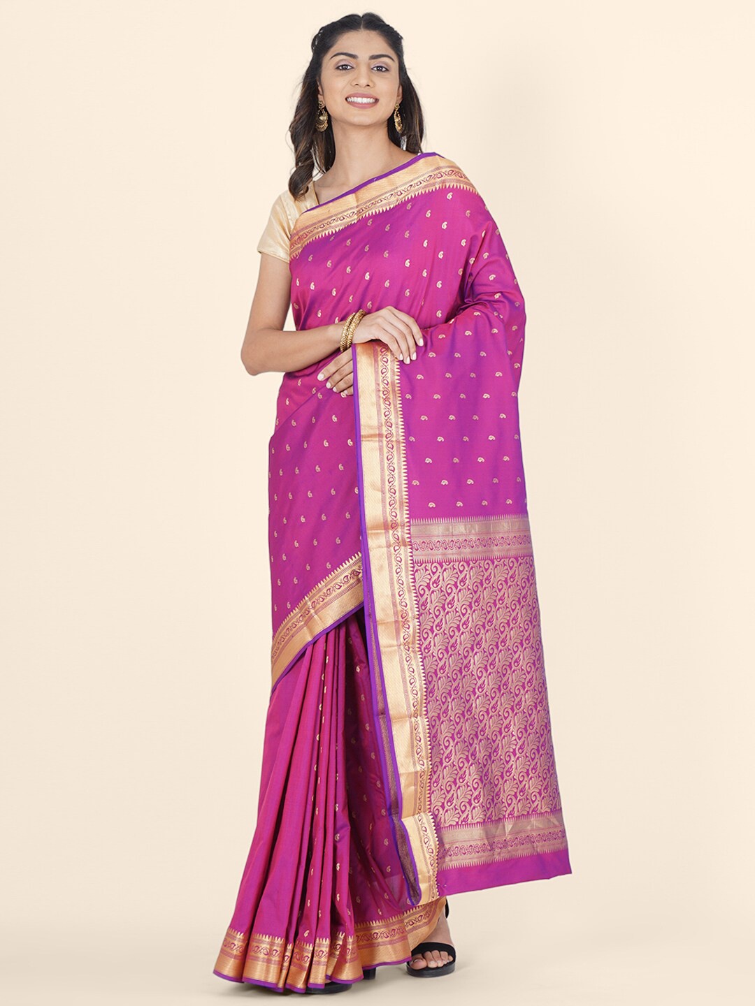Bangalore Silk Emporium Purple & Gold-Toned Woven Design Zari Silk Blend Kanjeevaram Saree
Bangalore Silk Emporium Purple & Gold-Toned Woven Design Zari Silk Blend Kanjeevaram Saree